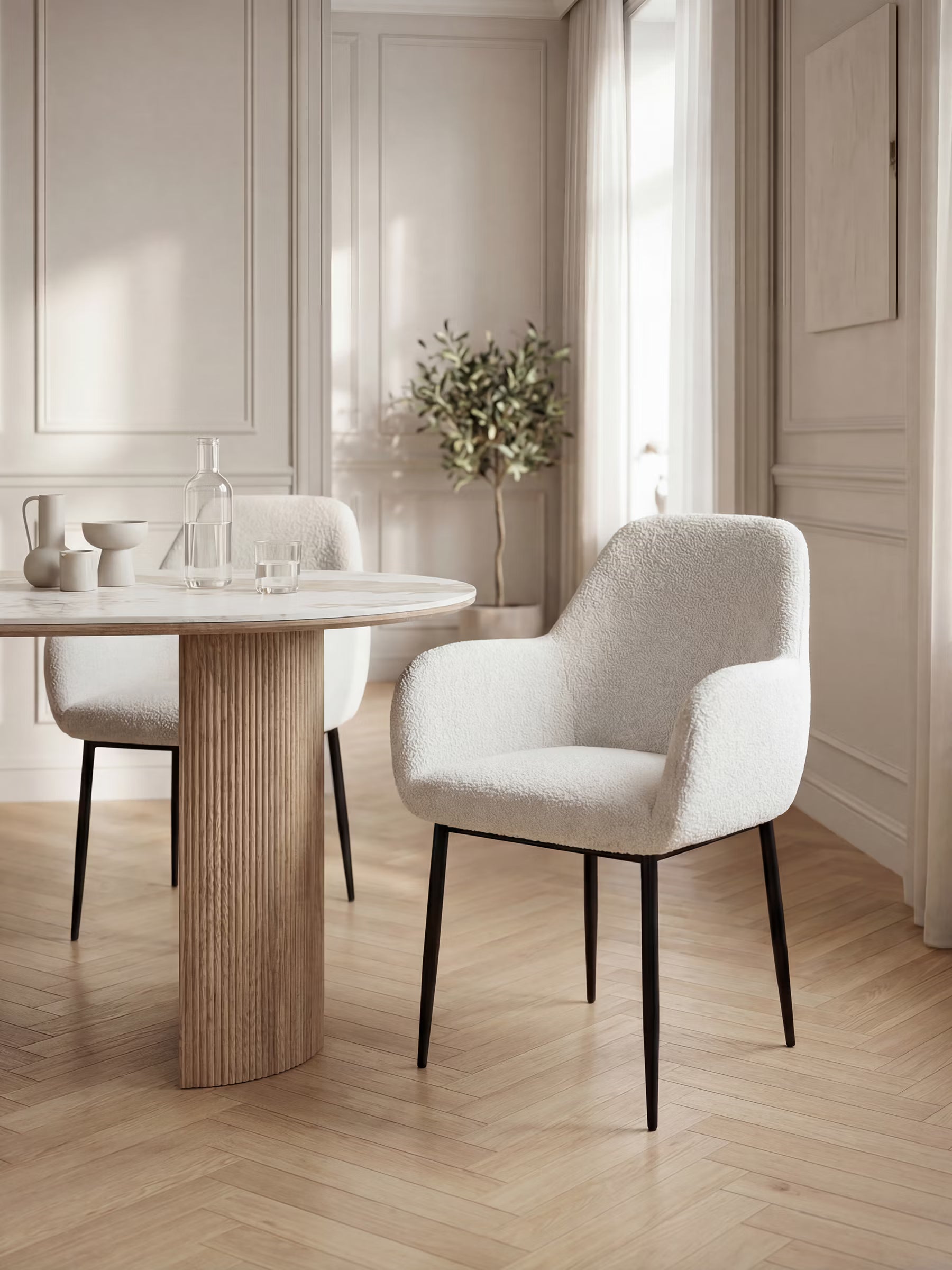 Chaise Lady en tissu bouclé avec accoudoirs blanc – élégance contemporaine et confort enveloppant