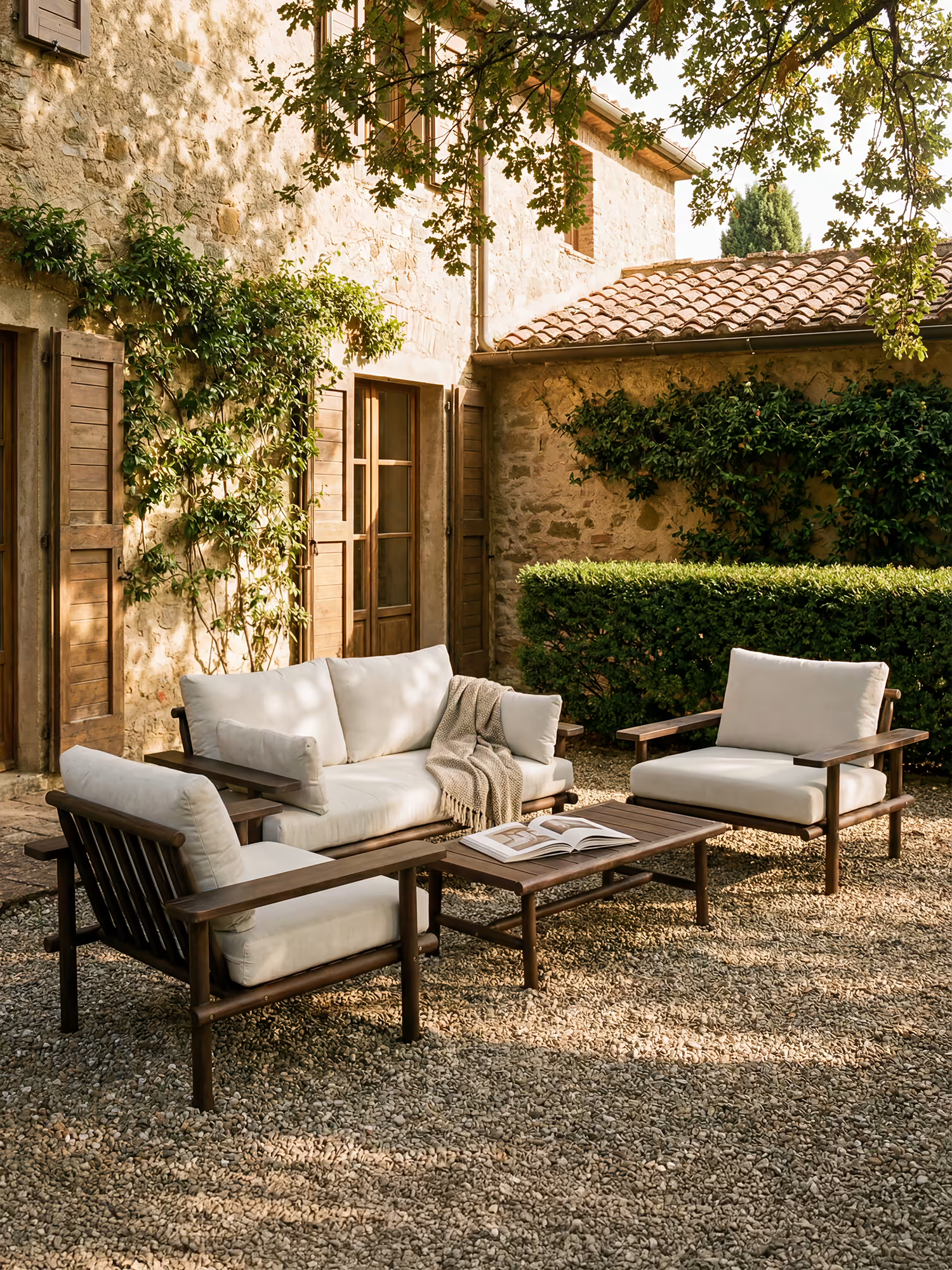 Velar Set de exterior de madera de acacia con cojines color arena - Sofá, 2 sillones y mesa de centro