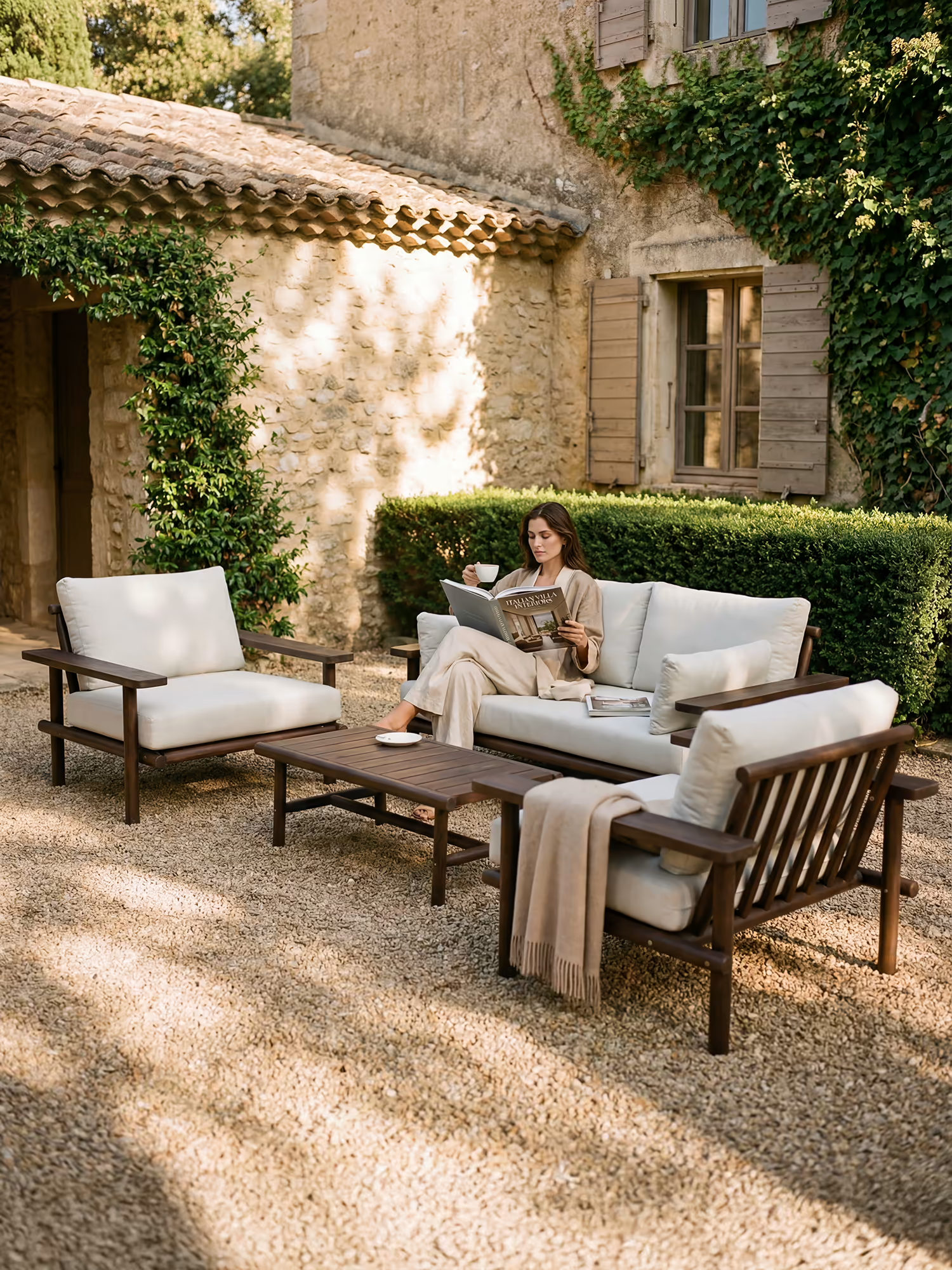 Velar Set de exterior de madera de acacia con cojines color arena - Sofá, 2 sillones y mesa de centro