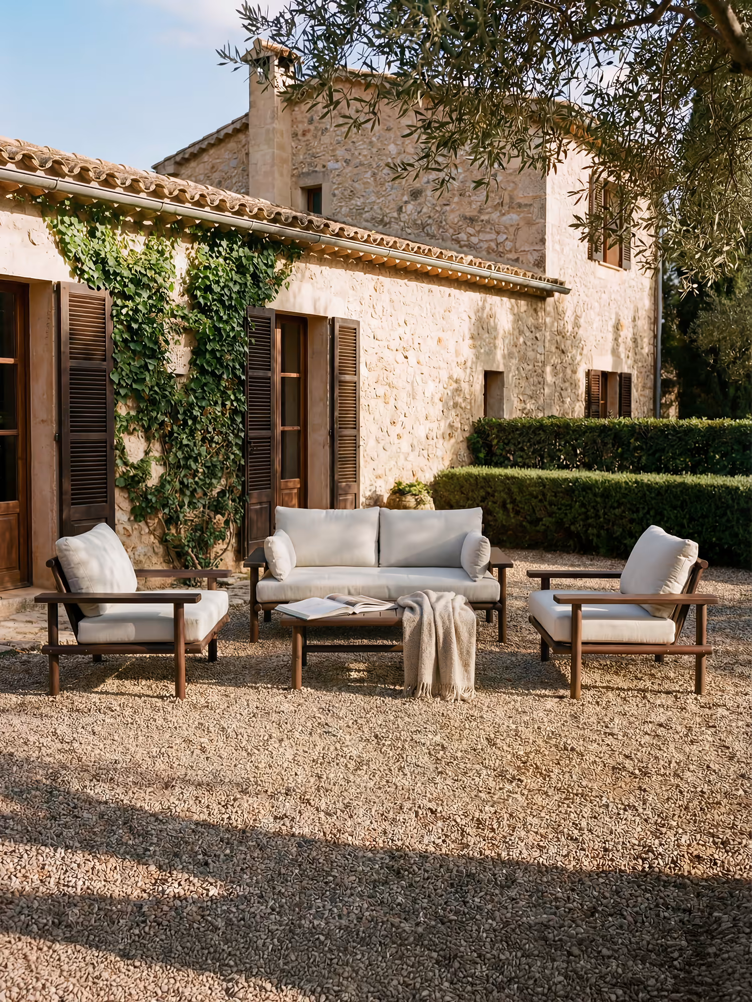 Velar Outdoor-Set aus Akazienholz mit sandfarbenen Kissen - Sofa, 2 Sessel und Couchtisch