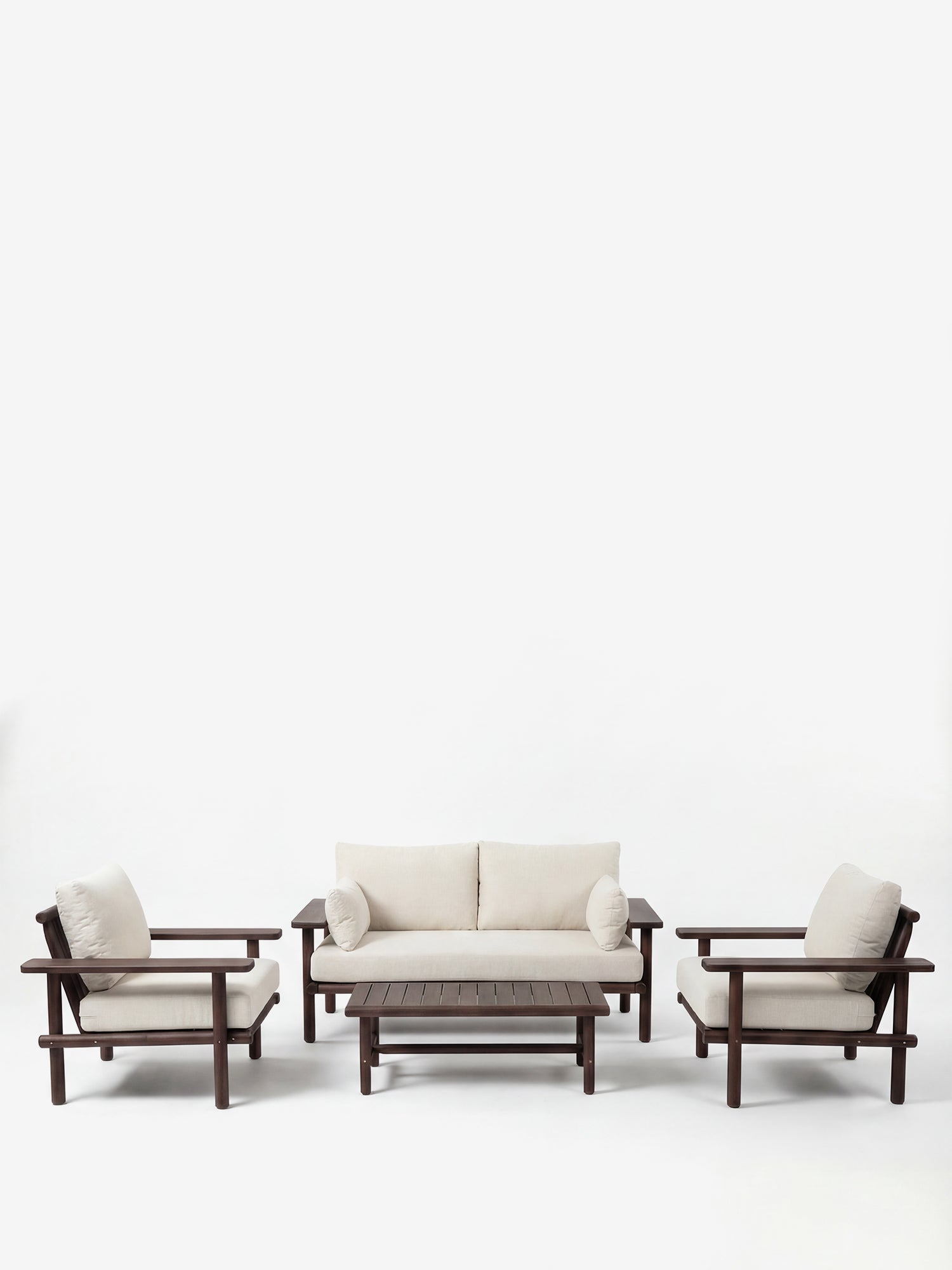 Velar Outdoor-Set aus Akazienholz mit sandfarbenen Kissen - Sofa, 2 Sessel und Couchtisch