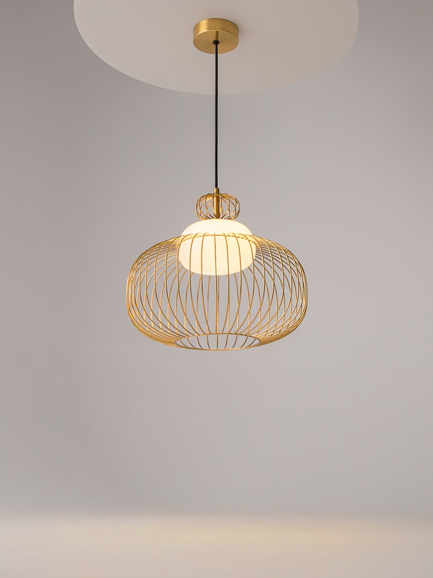 Levitation Lampada a sospensione di design in ottone con paralume a fili Ø35 cm
