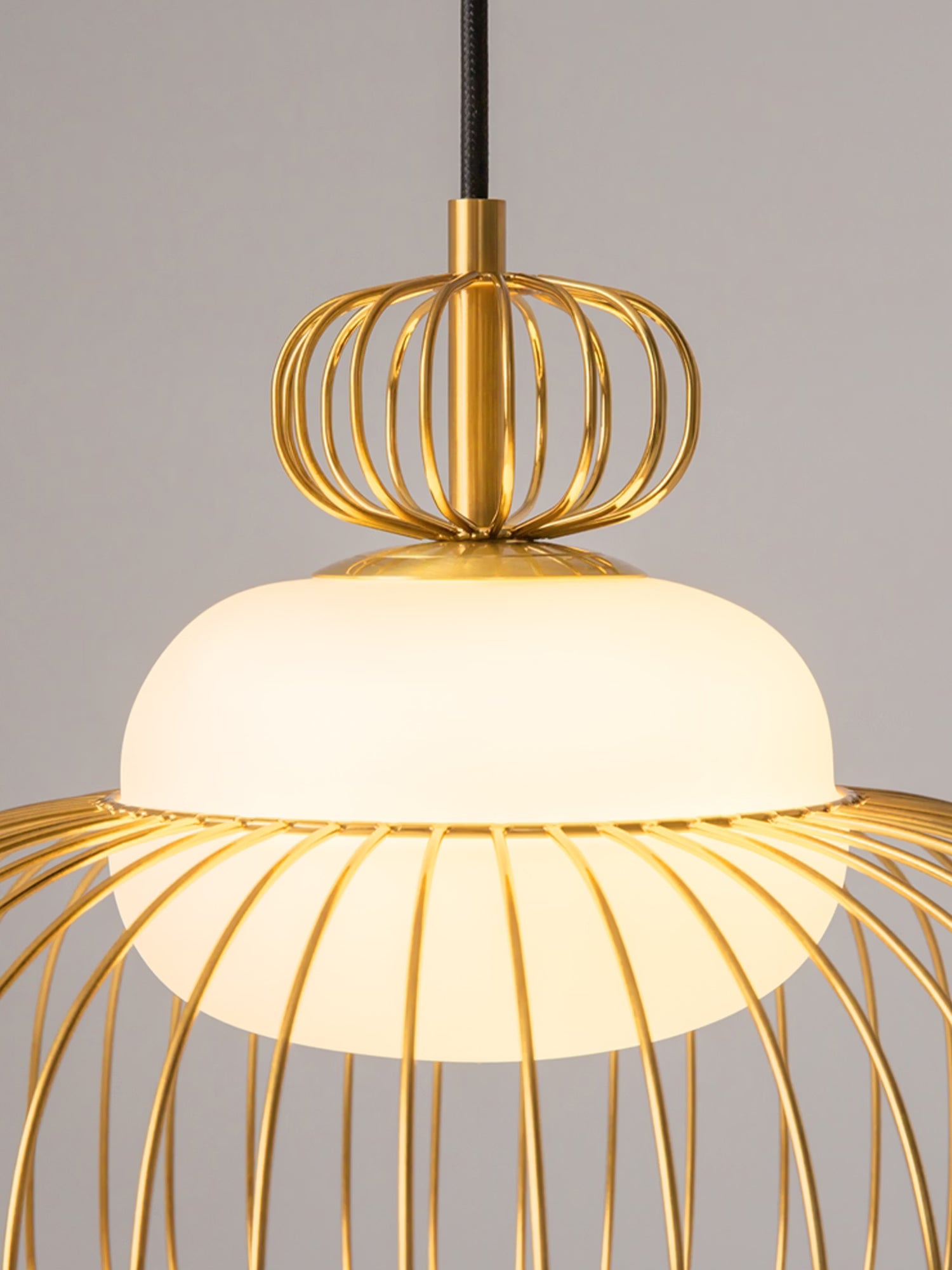 Levitation Lampada a sospensione di design in ottone con paralume a fili Ø35 cm