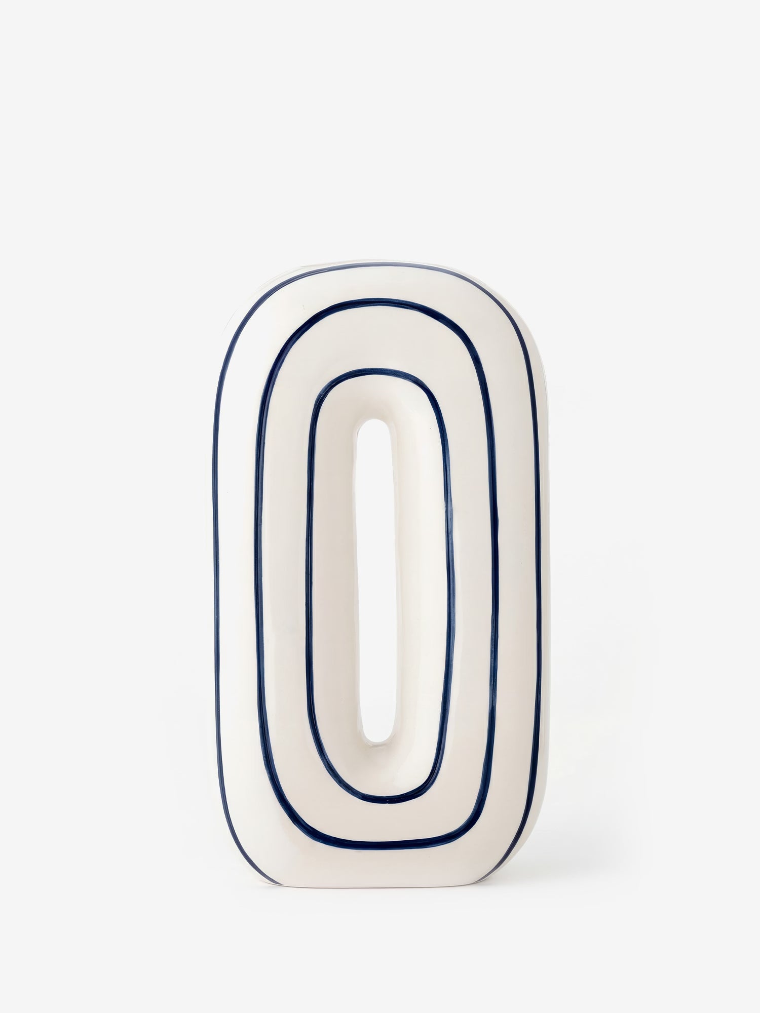 Mae Vase aus blau-weißer Keramik mit skulpturalem Design