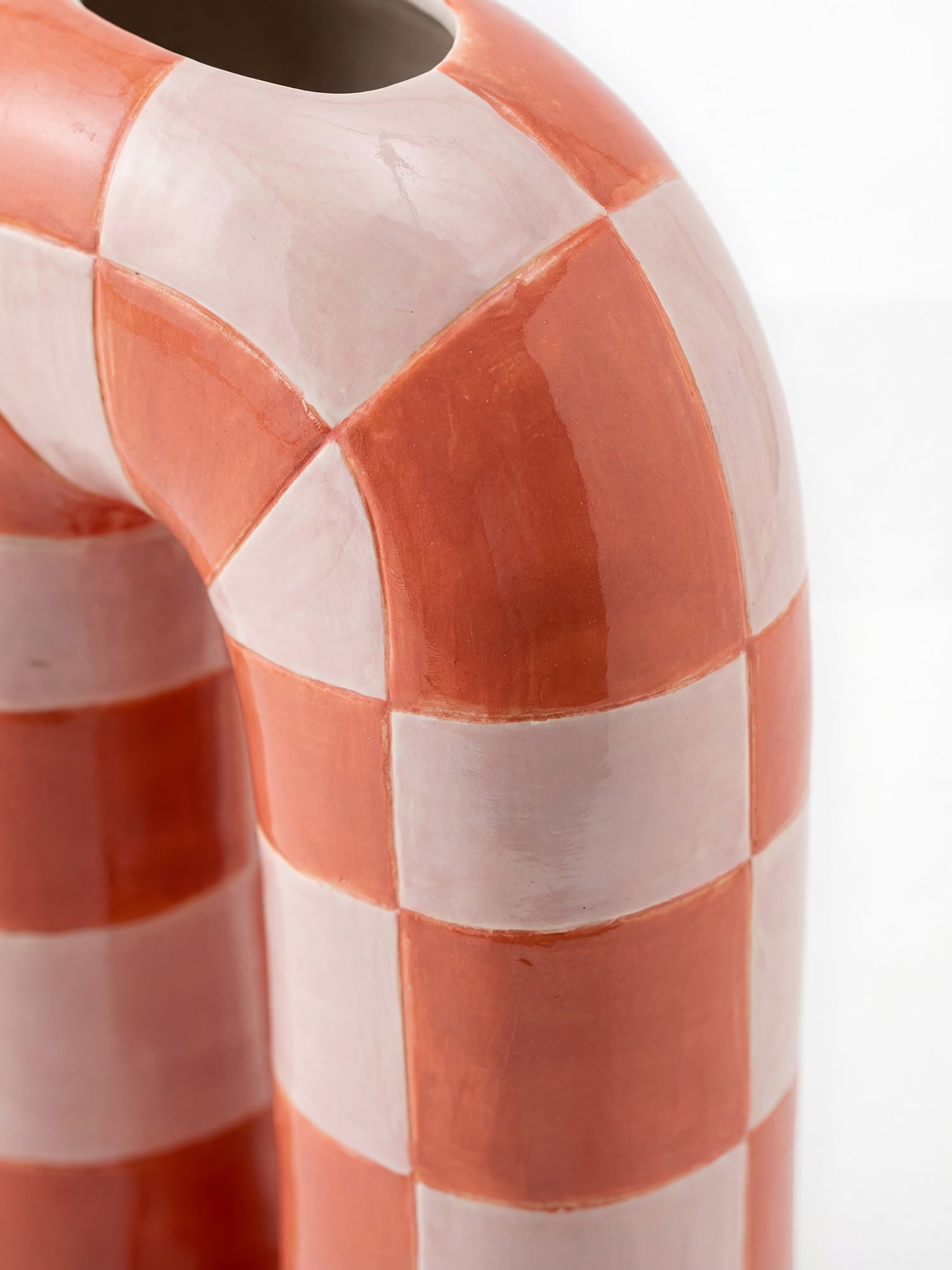 Mae vase en céramique dolomite orange au design sculptural