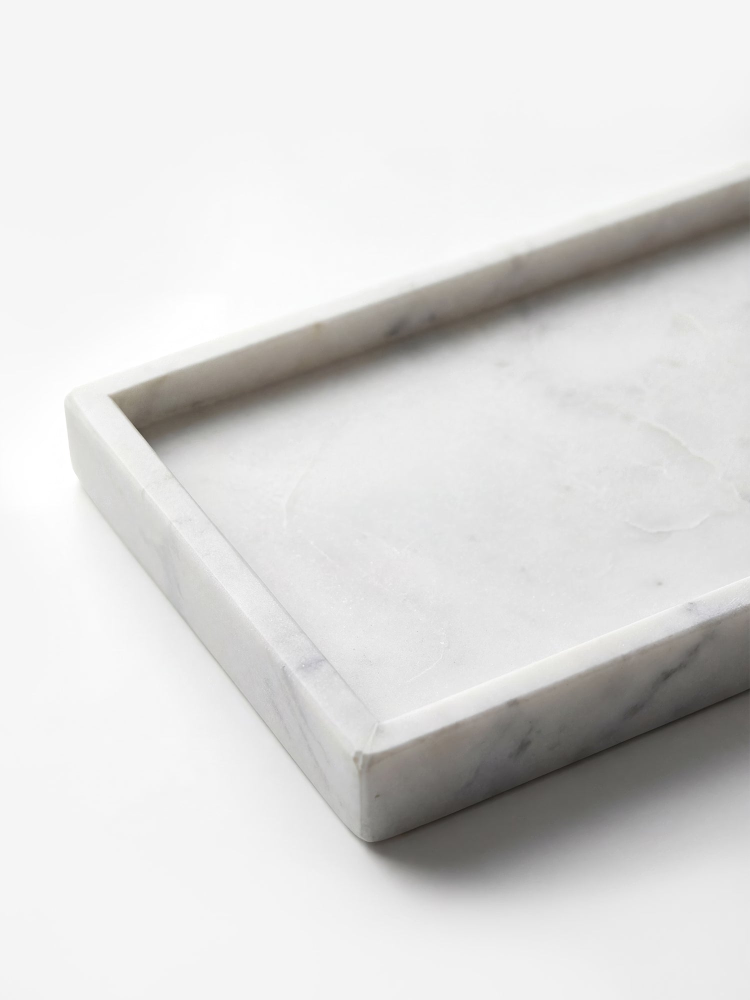 Majsa plateau rectangulaire en marbre blanc au charme essentiel 38x18 cm