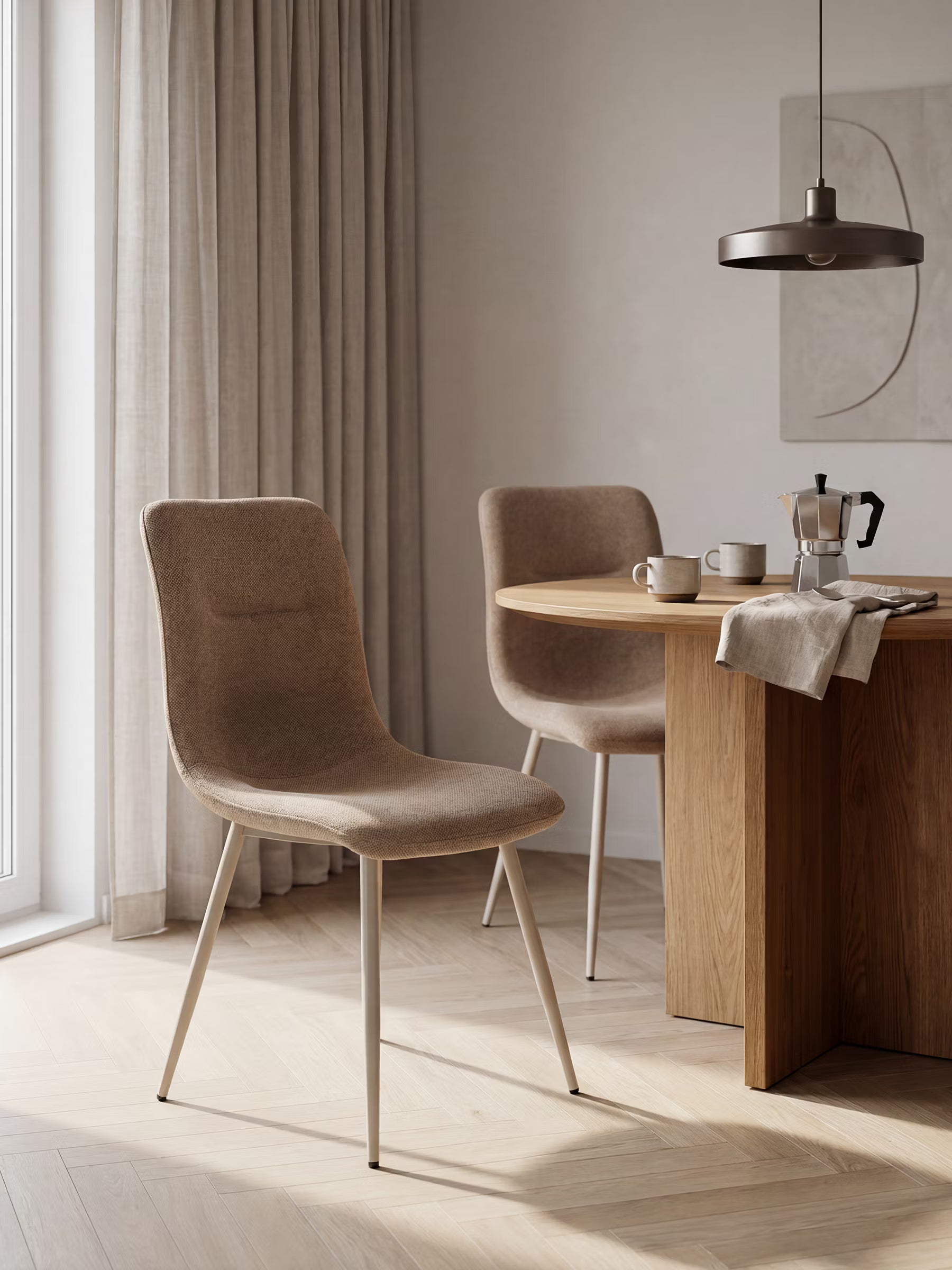 Chaise Mandy rembourrée taupe avec pieds en métal laqué perle beige