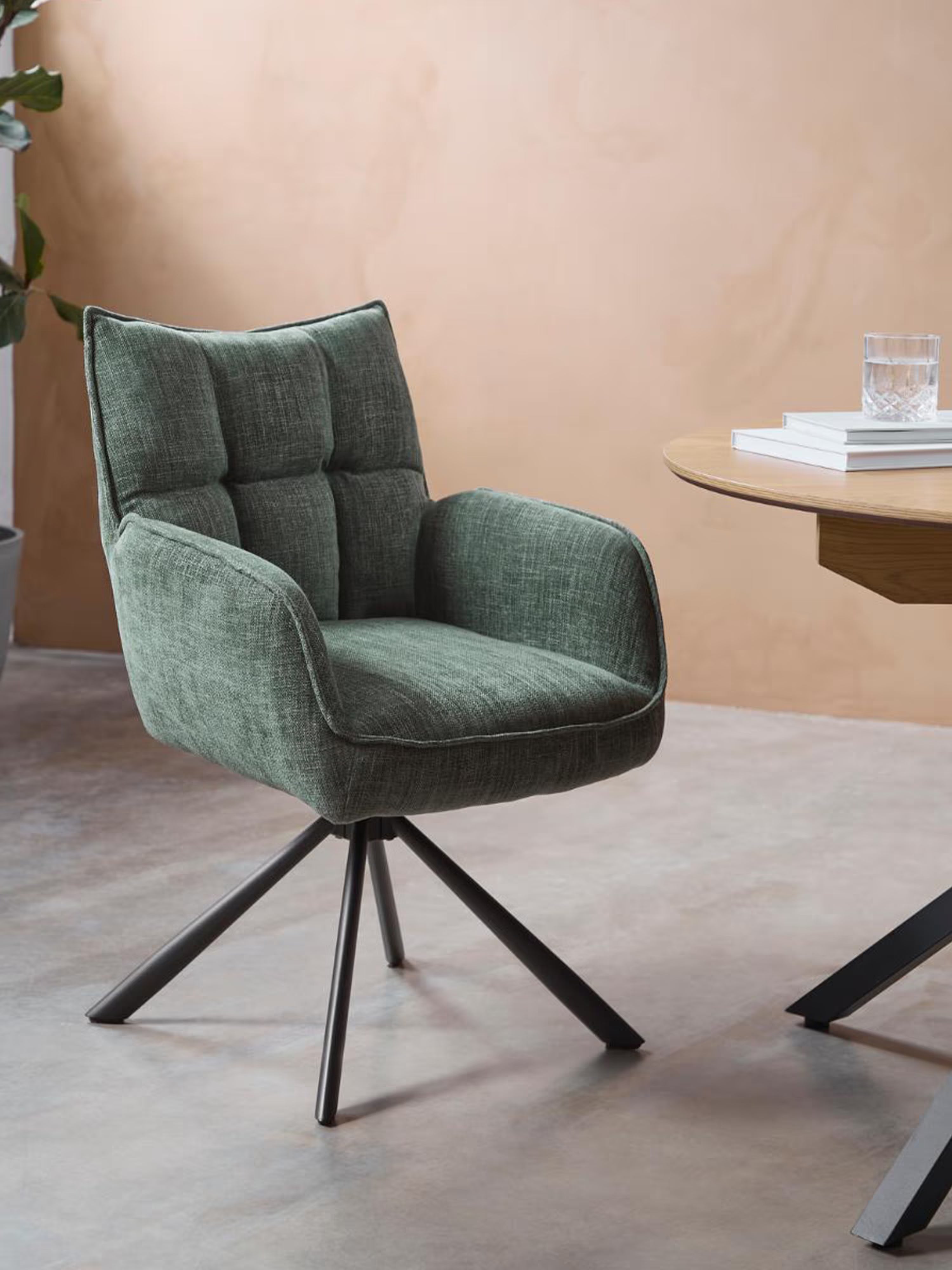 Marilla Chaise pivotante rembourrée en tissu - dossier matelassé et base en métal noir