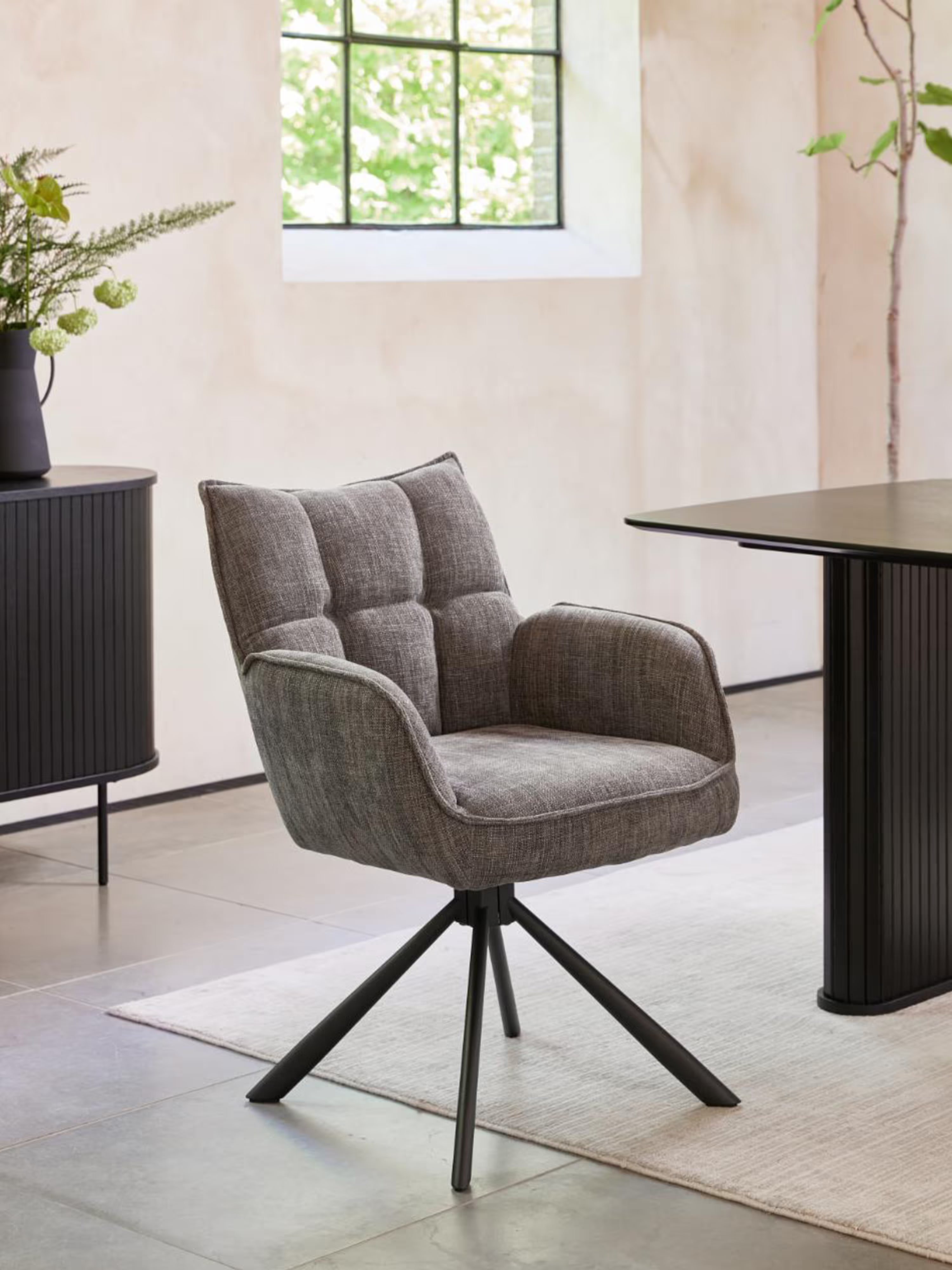 Marilla Chaise pivotante rembourrée en tissu - dossier matelassé et base en métal noir