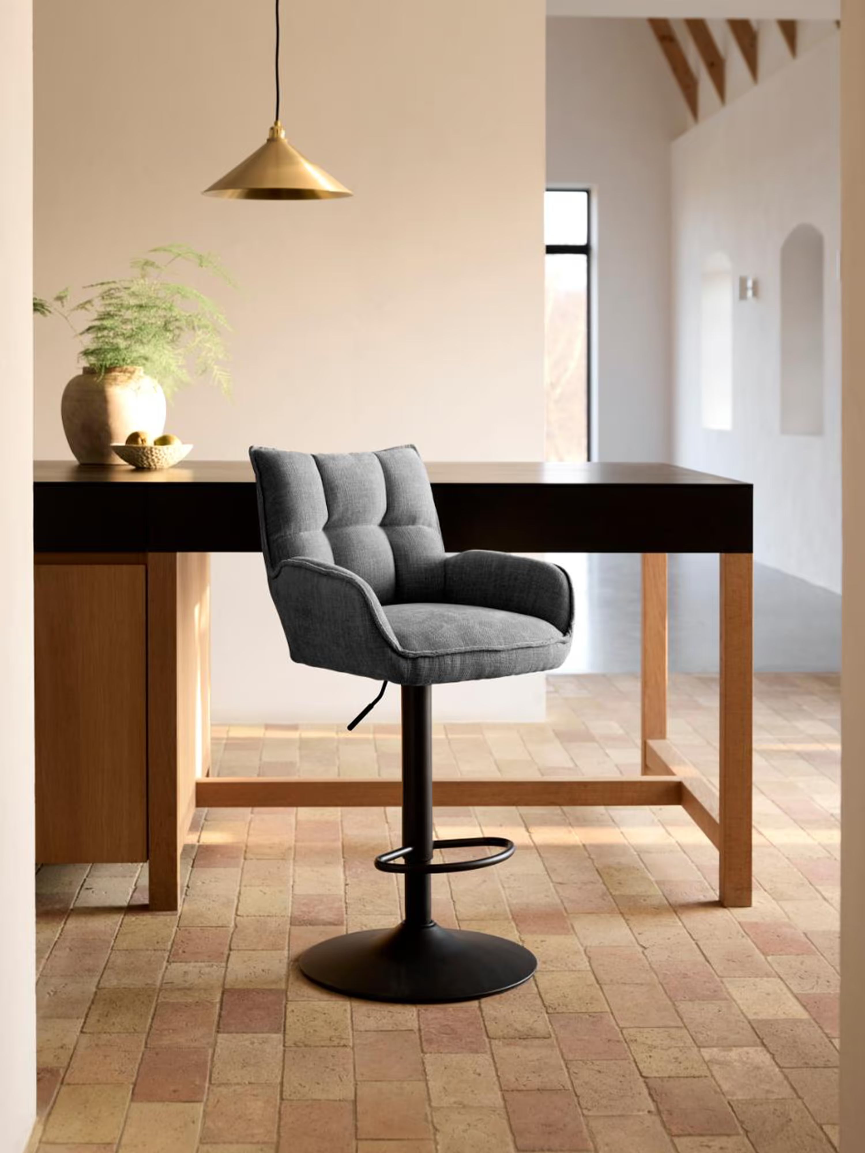 Marilla Tabouret de bar réglable en hauteur et pivotant - tissu certifié et base en métal