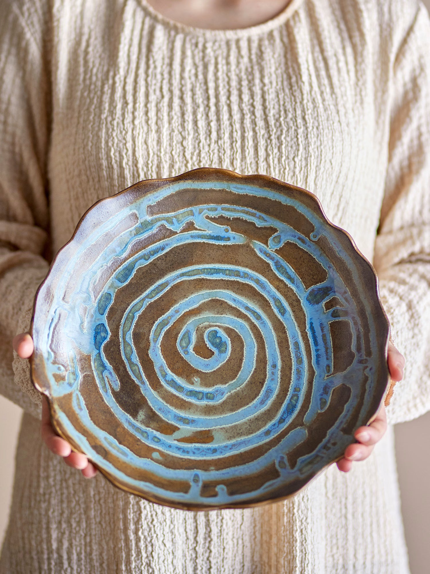 Marjorie decorative tray in blue stoneware with spiral decoration Ø29 cm