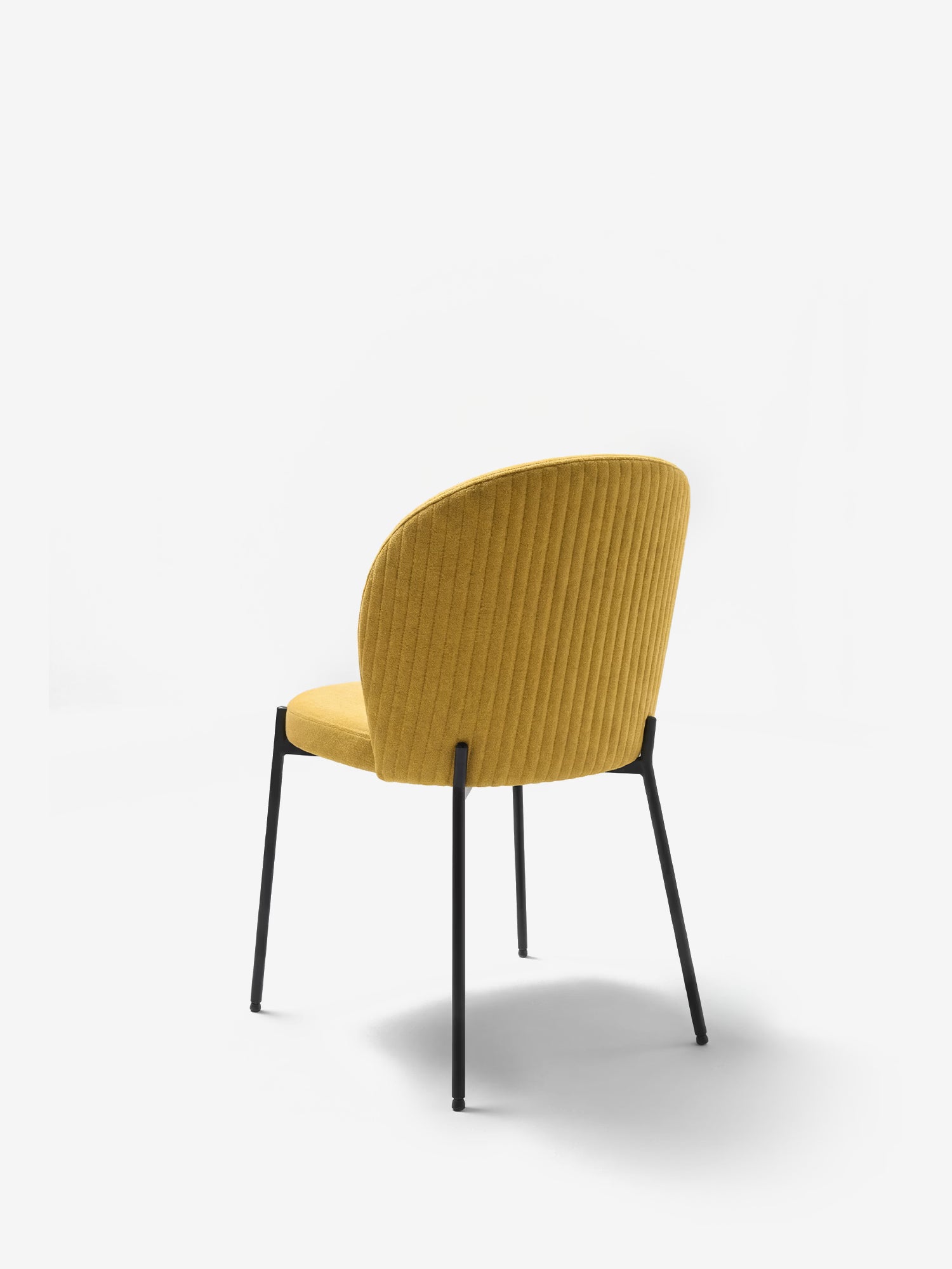 Meggie Chaise rembourrée avec travail canné en tissu et pieds en métal