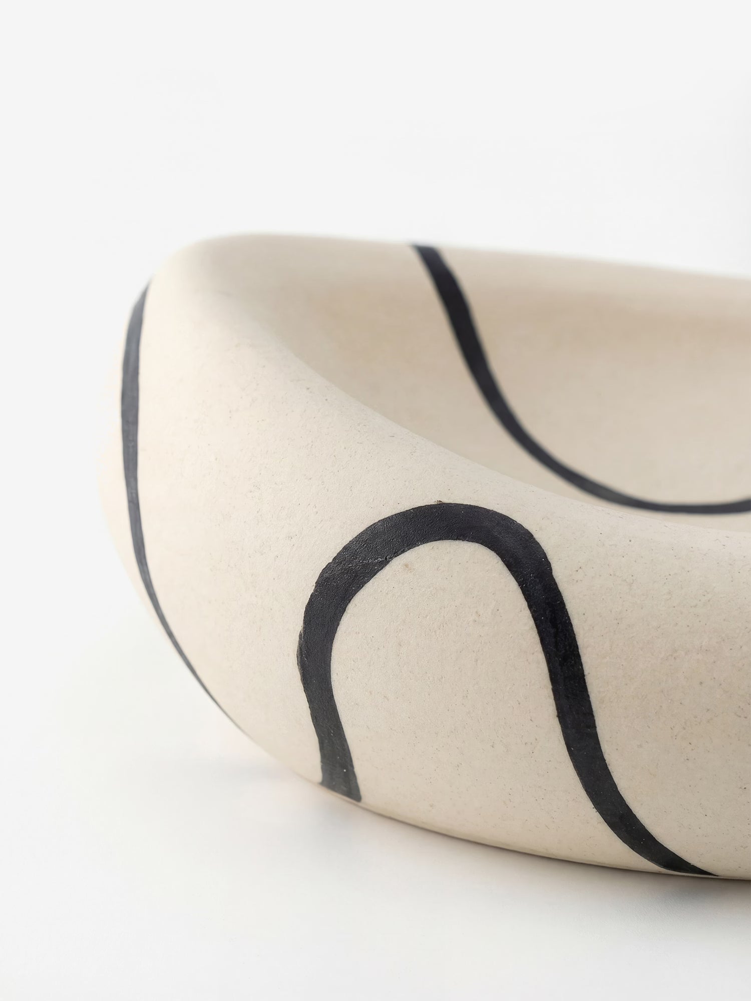 Minna cuenco decorativo de gres blanco con motivo negro pintado a mano