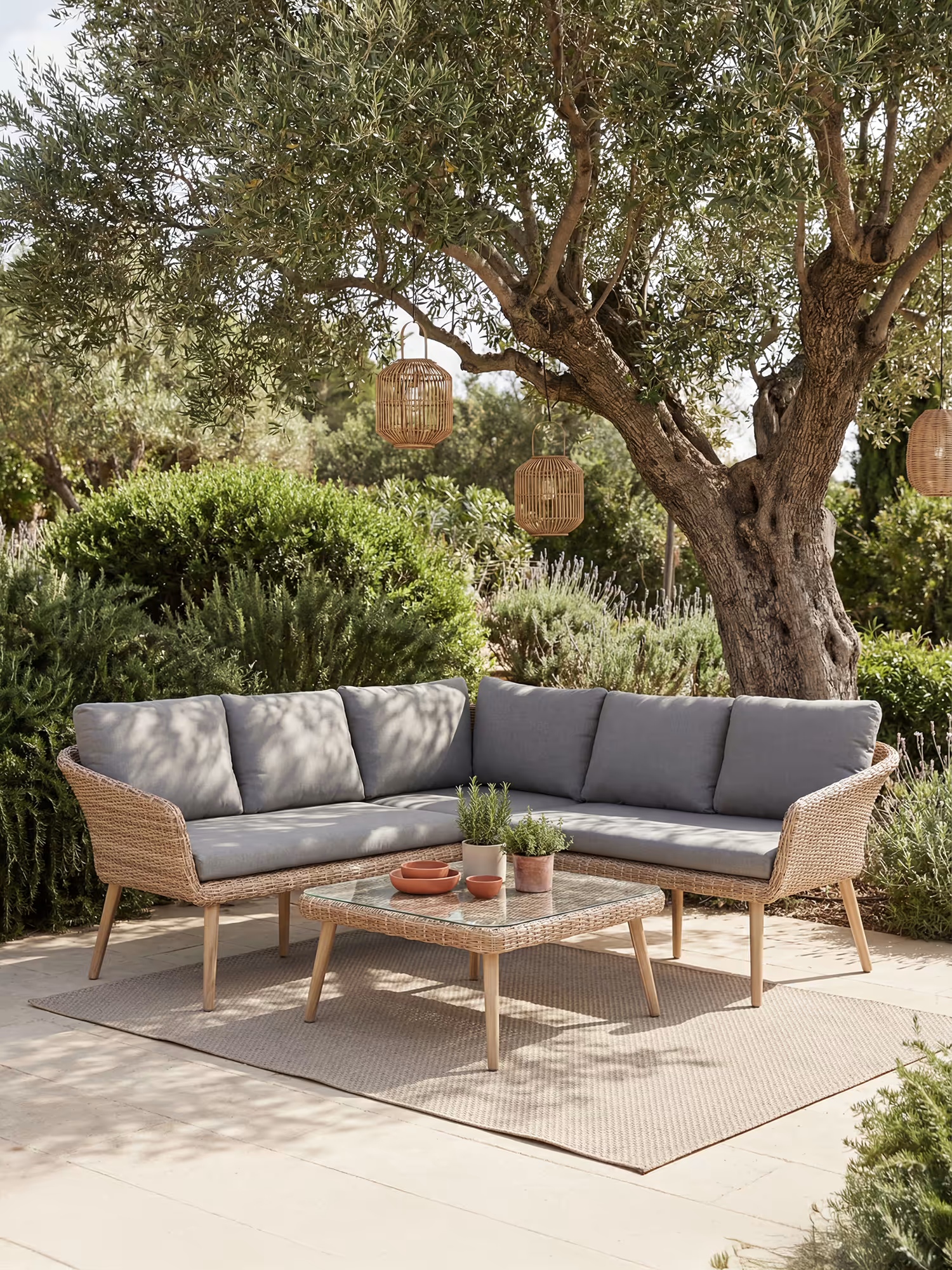 Leya Set mit Ecksofa für den Außenbereich aus natürlichem Polyrattan mit Tischchen aus Glas und Akazienholz