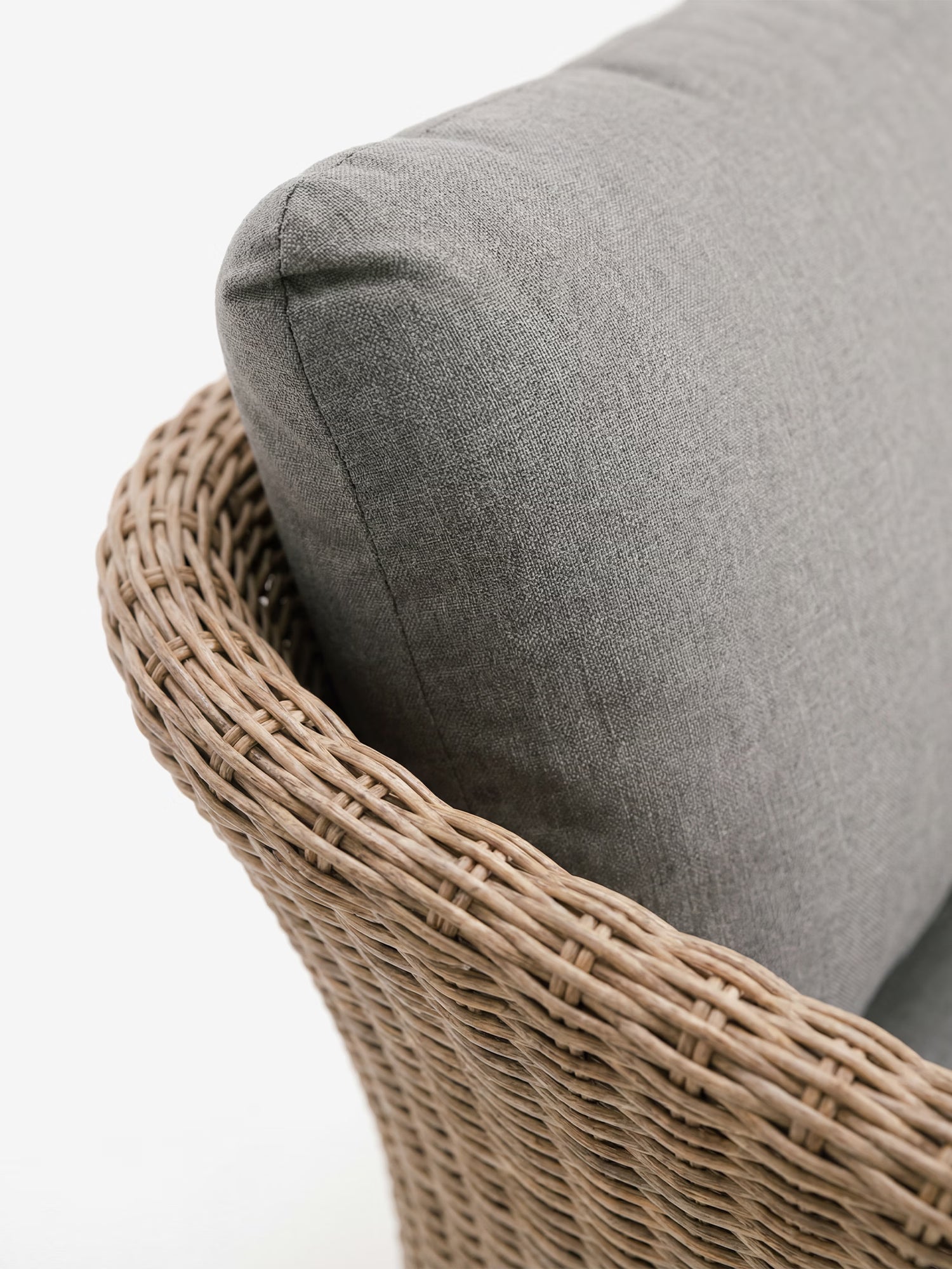 Leya Set con divano angolare da esterno in polyrattan naturale con tavolino in vetro e acacia