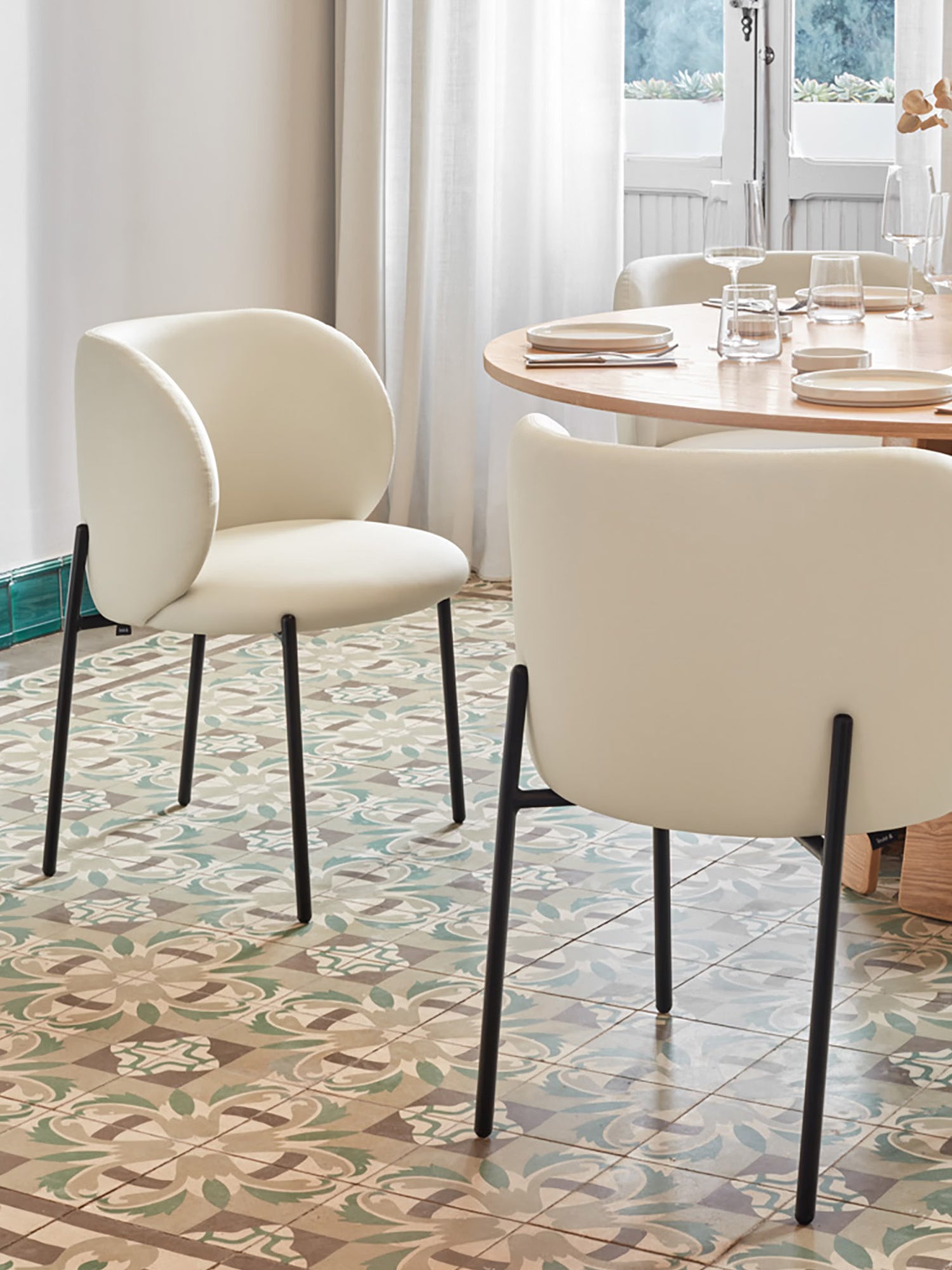 Mogi Chaise rembourrée en cuir vegan avec pieds en métal noir