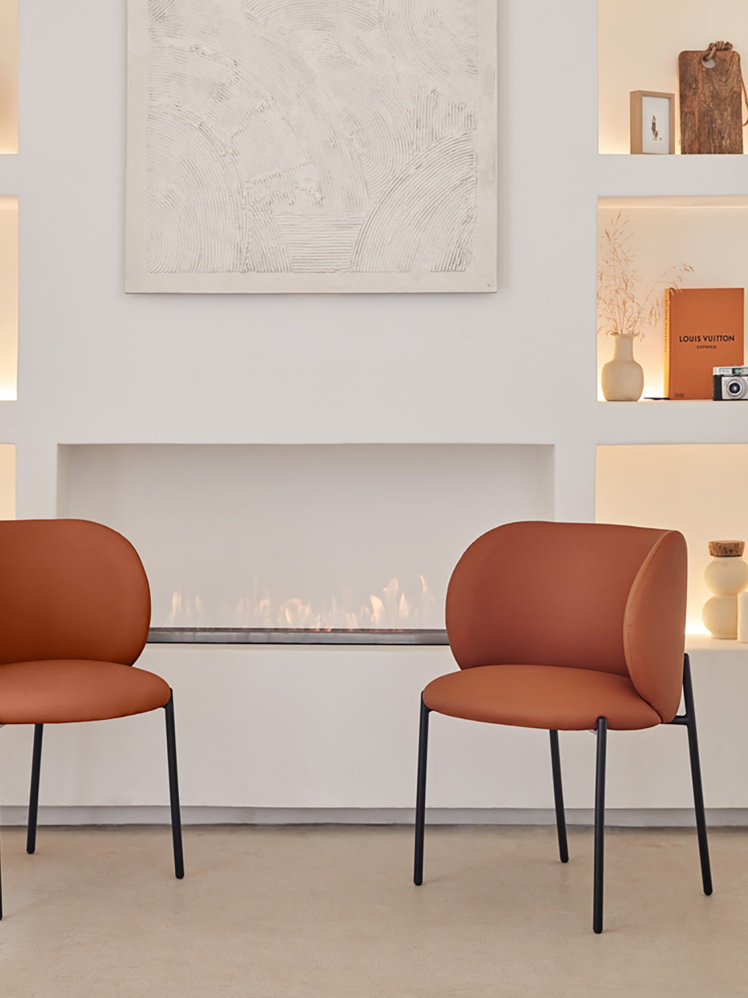 Mogi Chaise rembourrée en cuir vegan avec pieds en métal noir