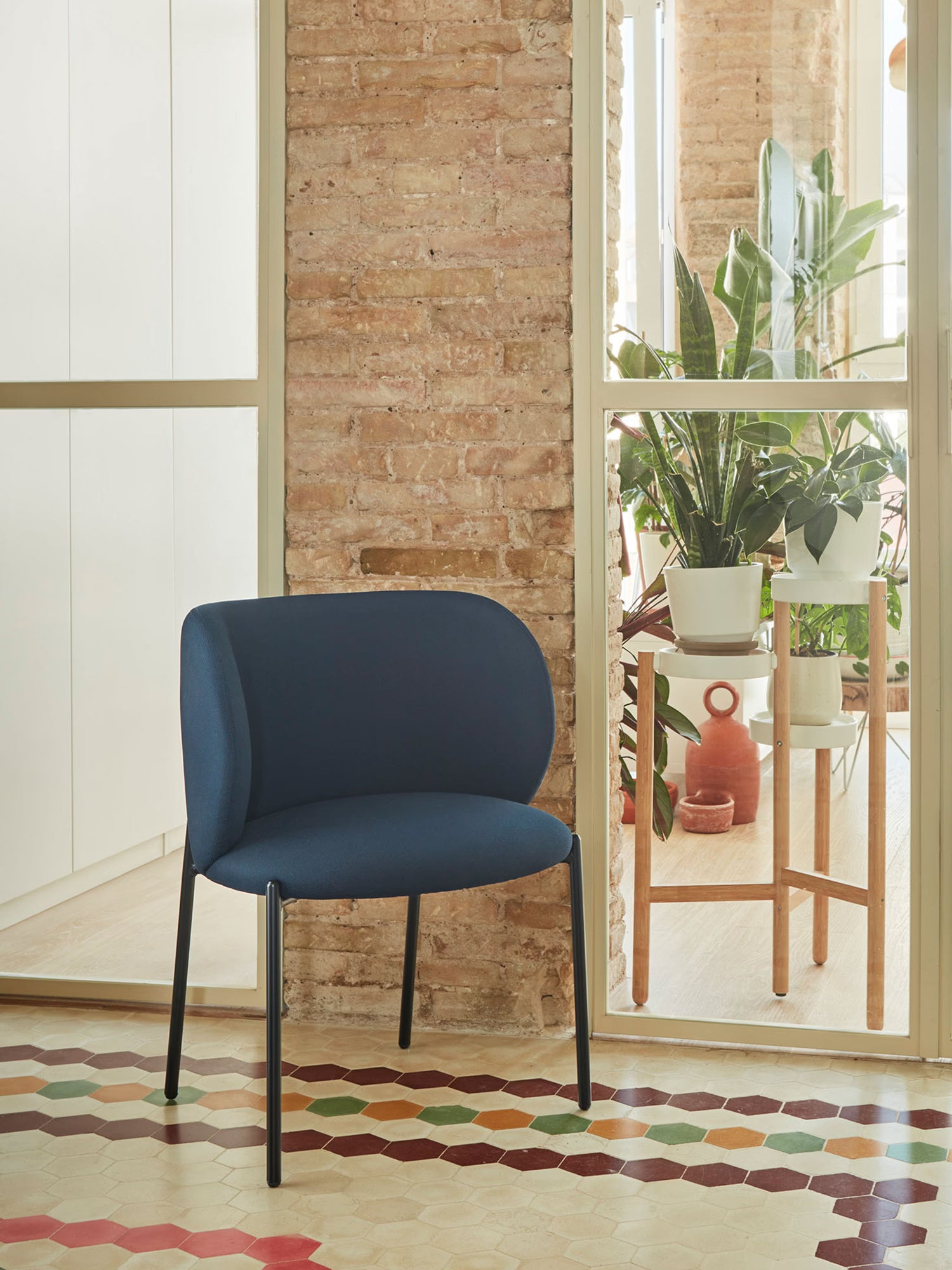 Mogi Chaise rembourrée en tissu recyclé certifié Oeko-tex® avec pieds en métal noir
