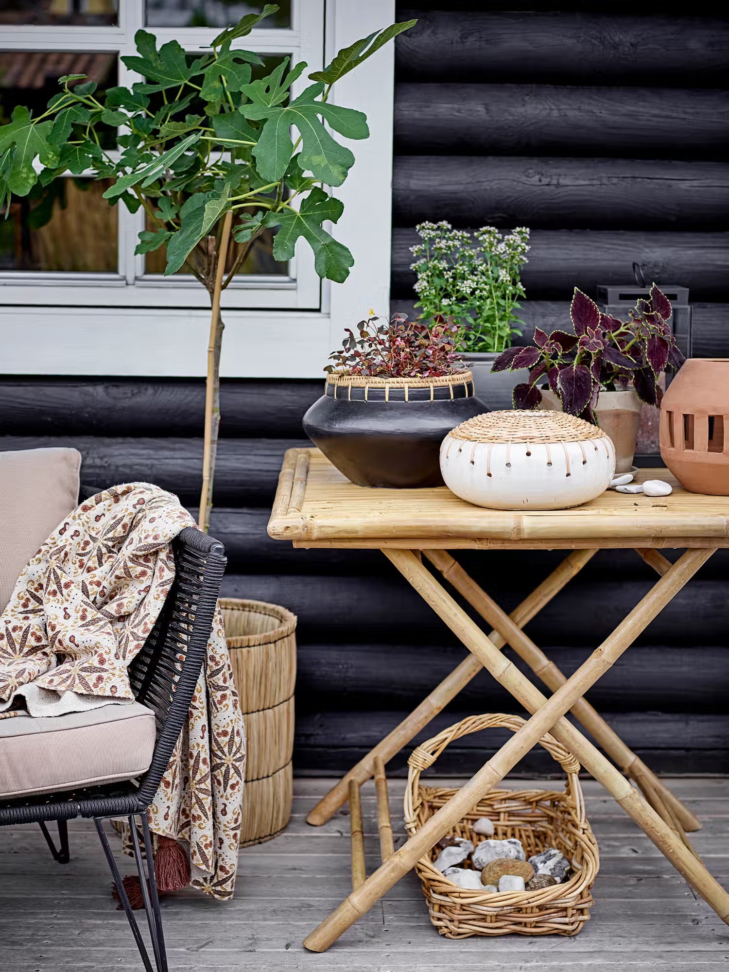 Mundo Outdoor armchair in black metal with woven rope