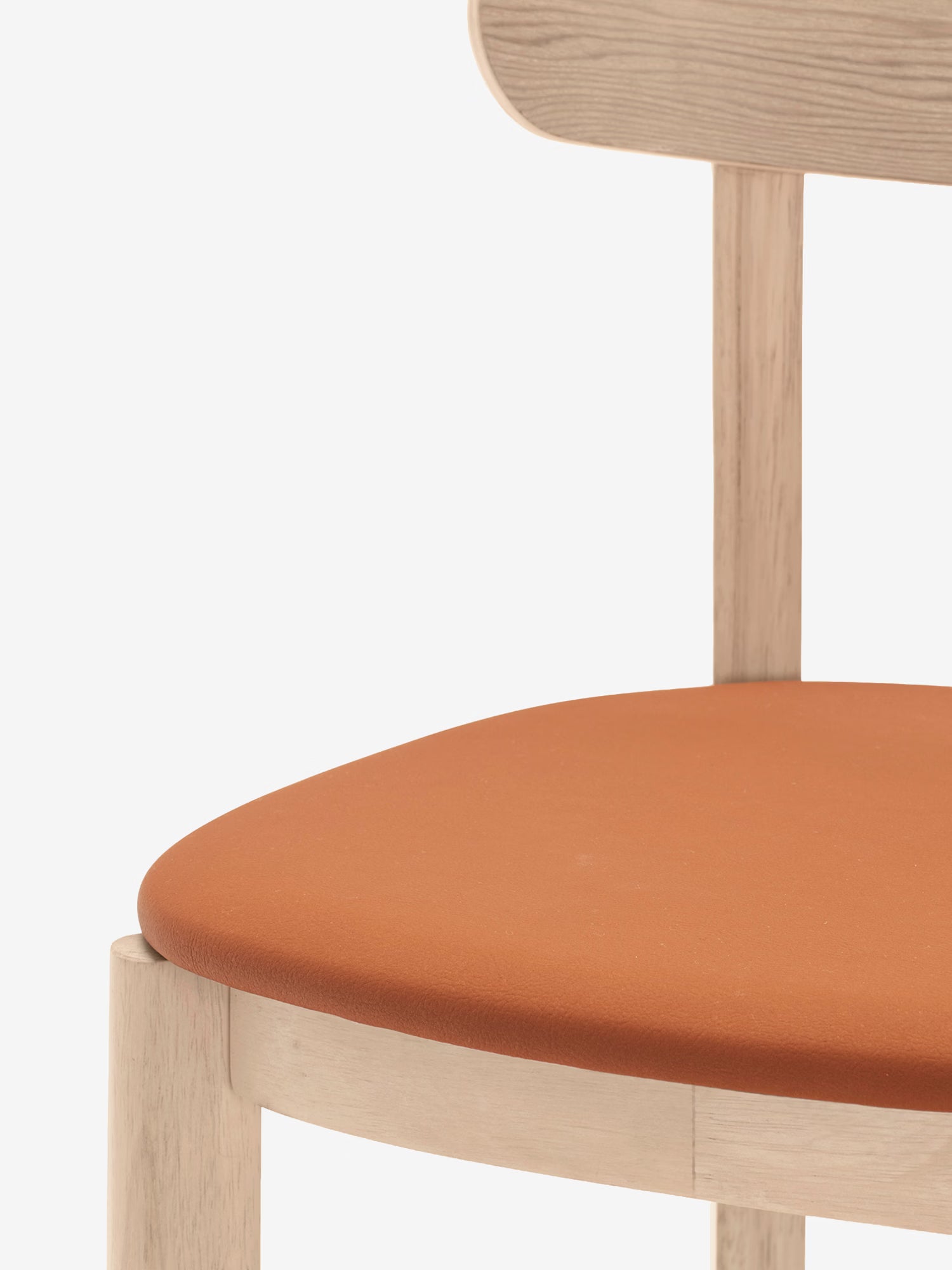 Nara Chaise en frêne et bois massif avec assise rembourrée en cuir vegan