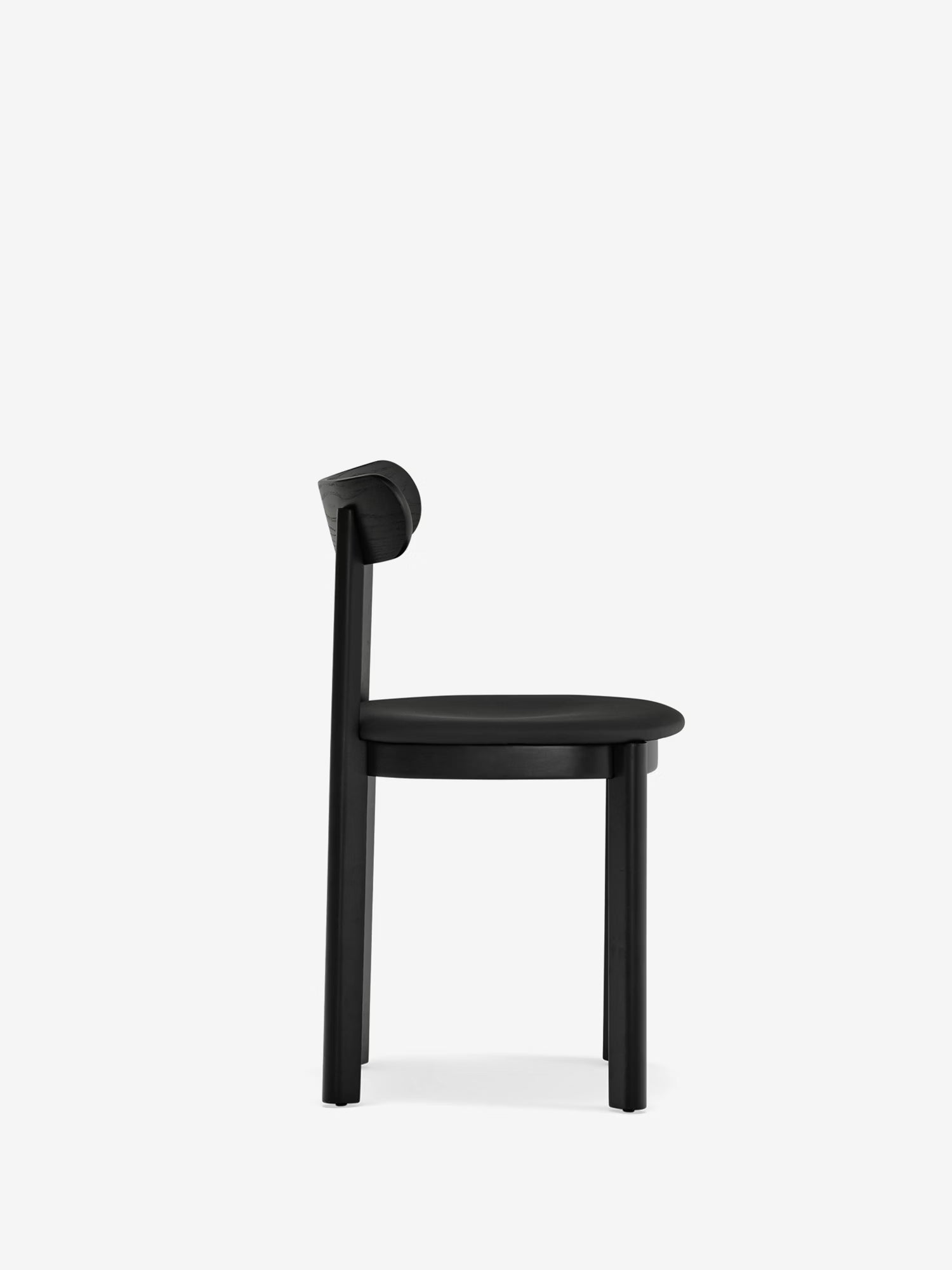 Nara Chaise en frêne et bois massif avec assise rembourrée en cuir vegan