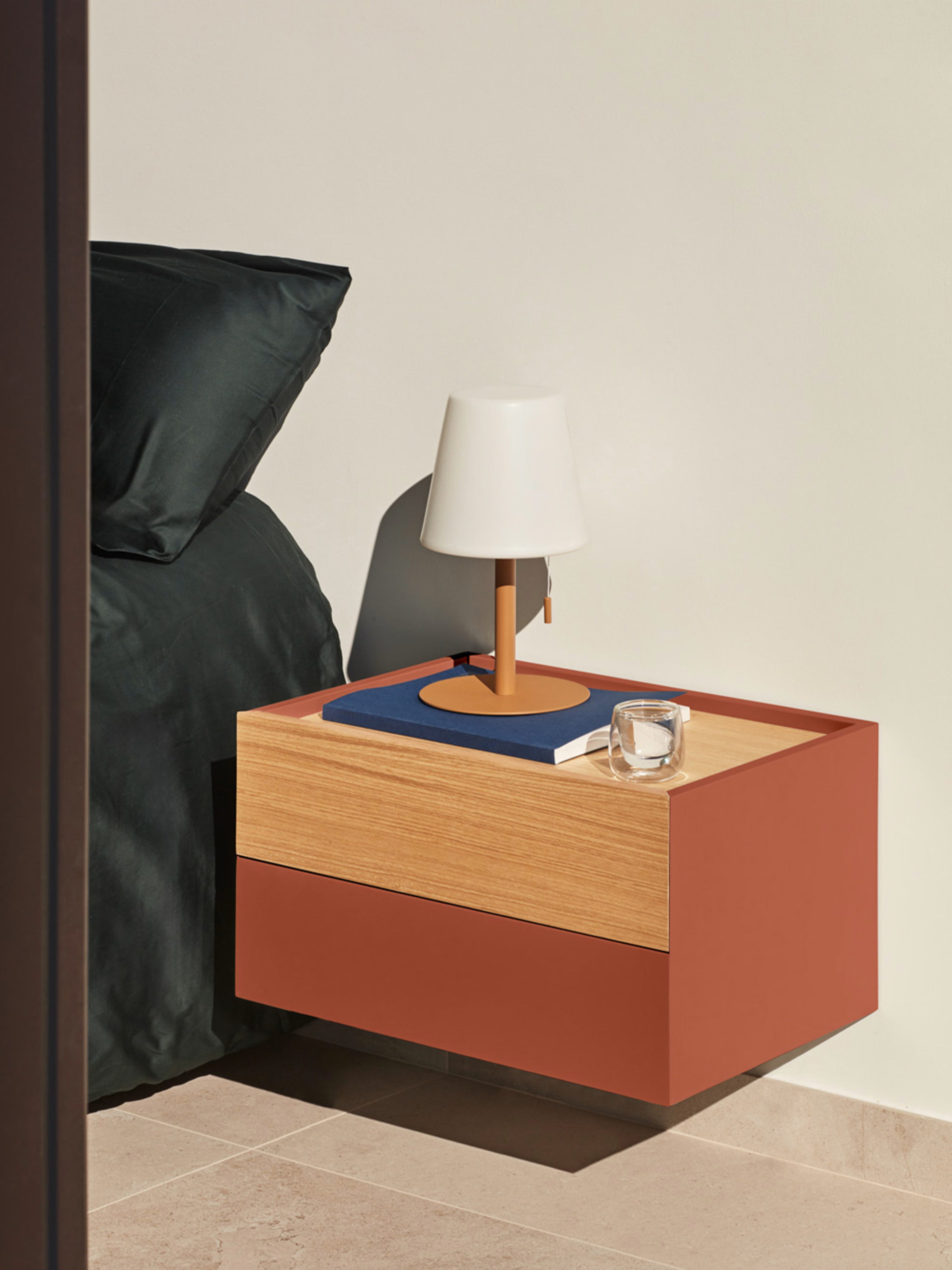 Otto comodino sospeso in rovere naturale e mdf terracotta – 50 x 29 cm