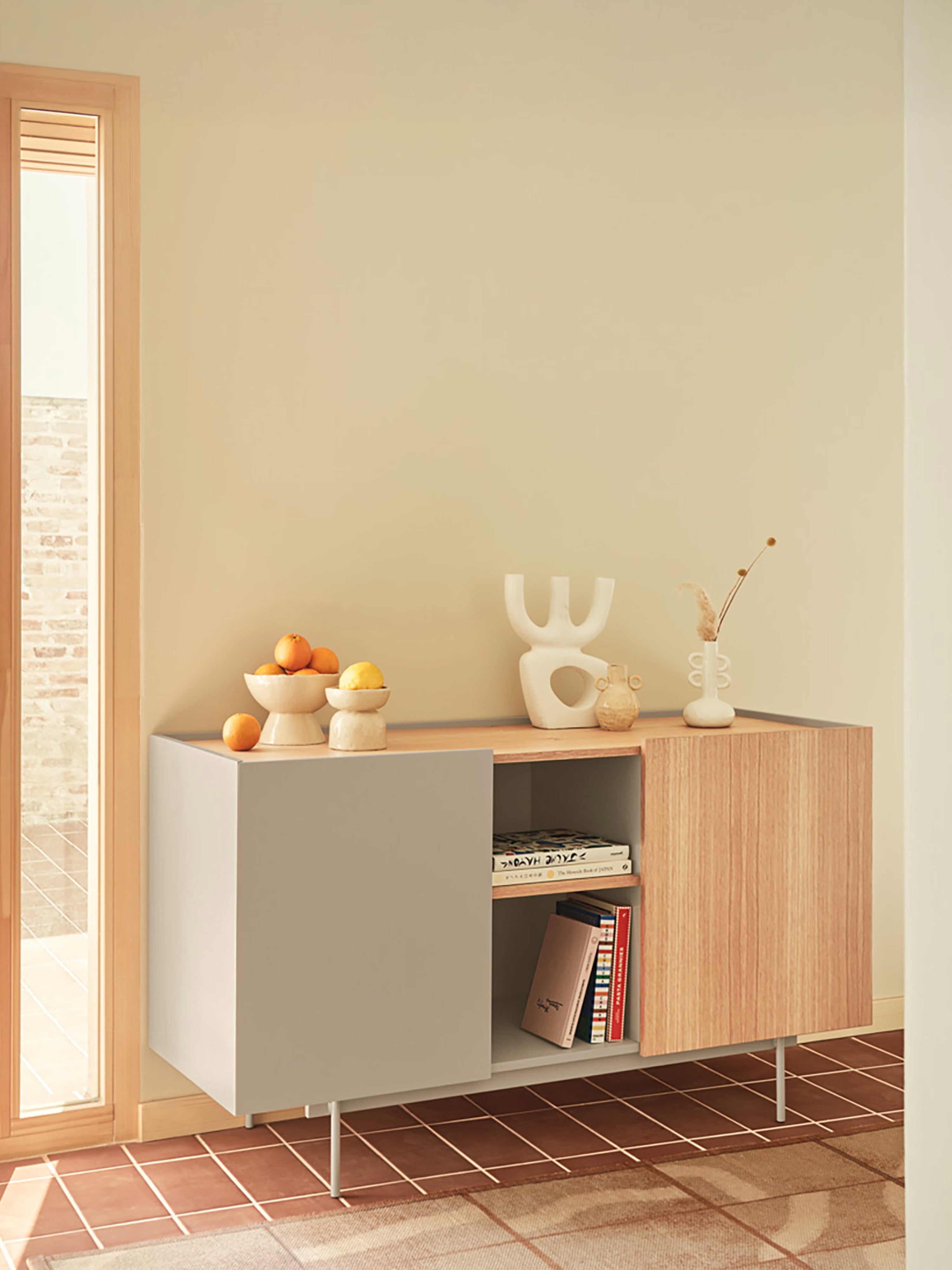 Otto aparador de 2 puertas en roble natural y beige arena – aparador moderno 135 x 78 cm