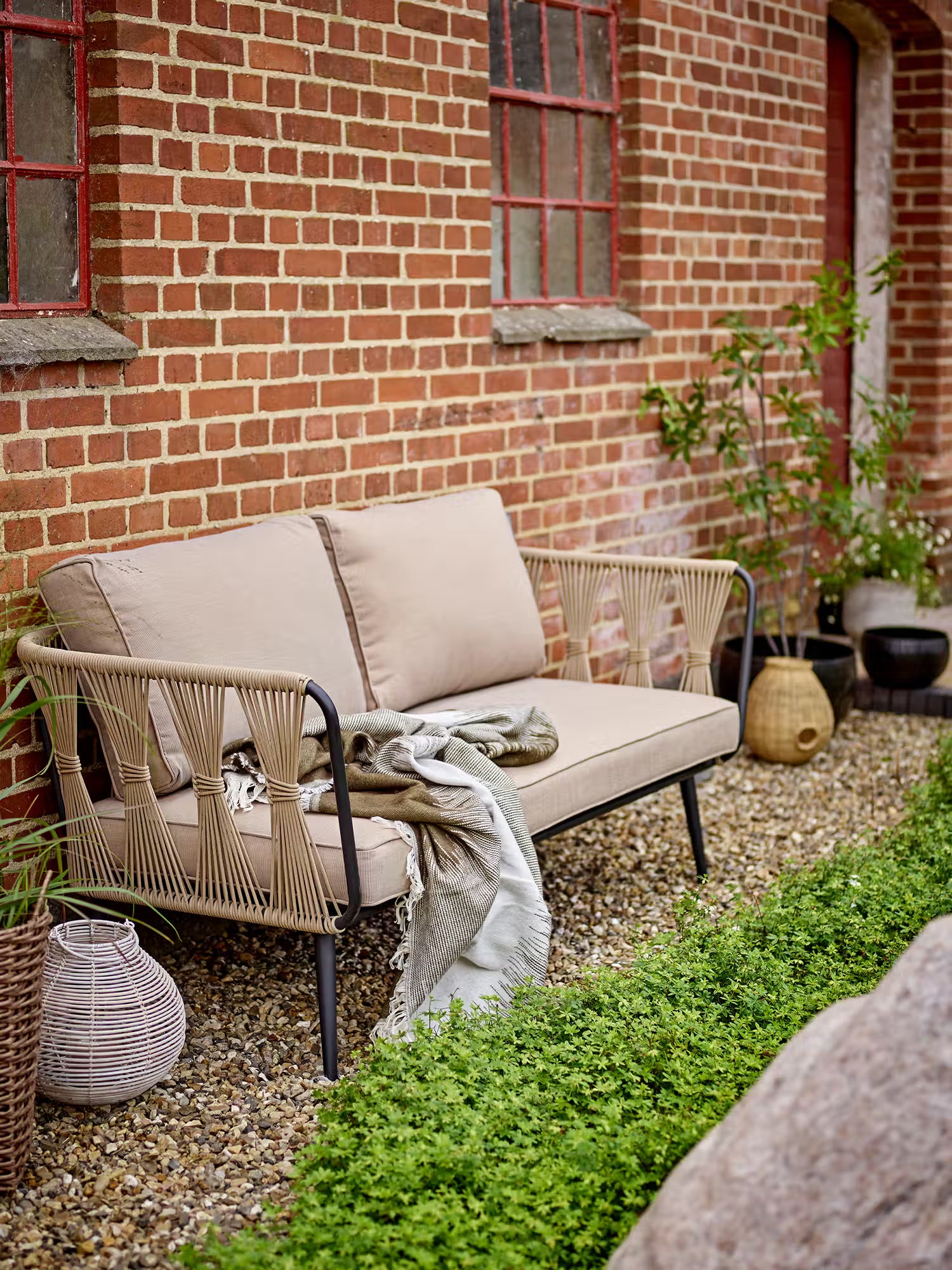 Pavone Sofá de exterior en metal negro y cuerda beige trenzada 174 cm
