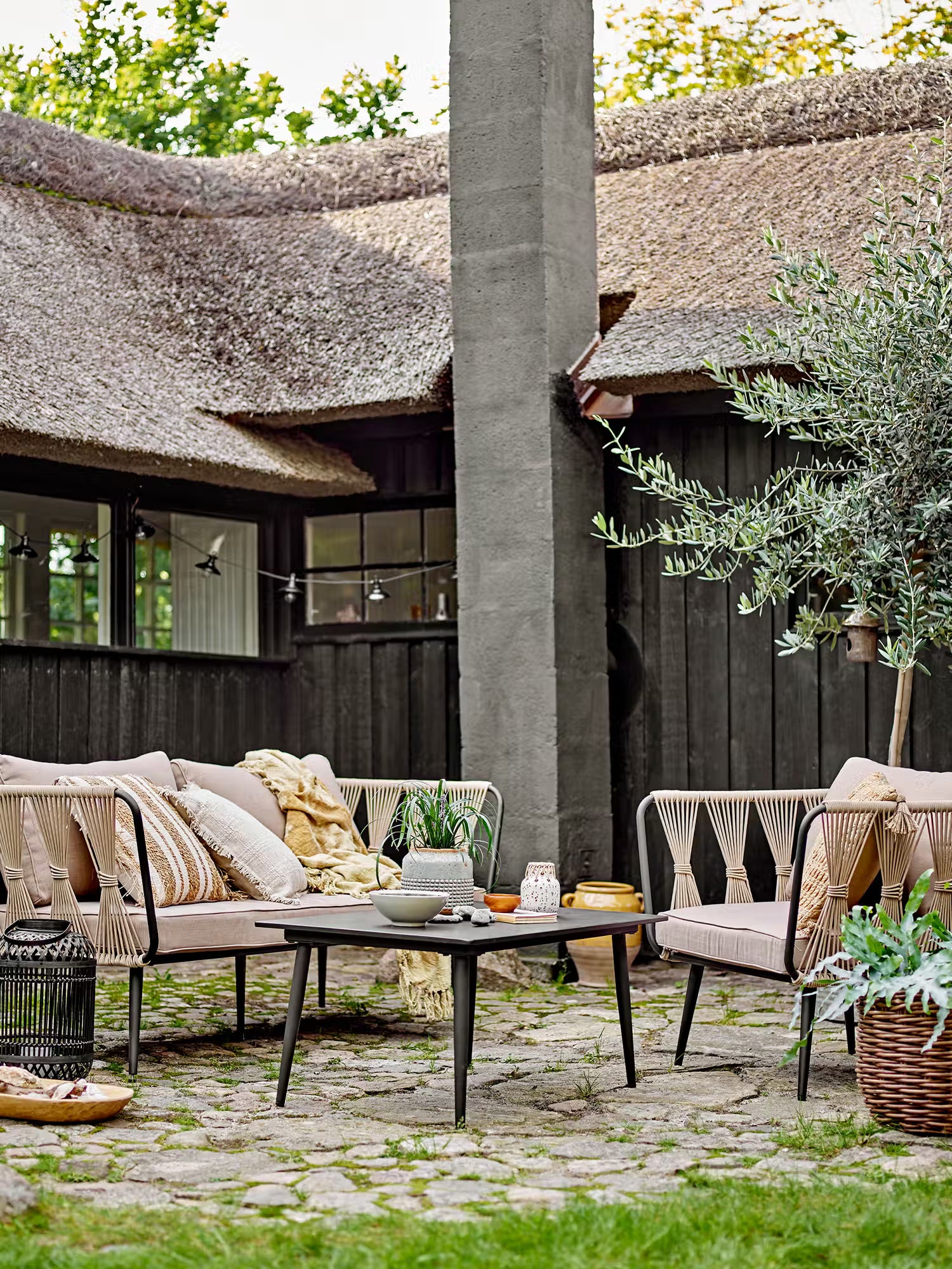 Pavone Outdoorsessel aus schwarzem Metall und beigefarbenem geflochtenem Seil - minimalistisches nordisches Design