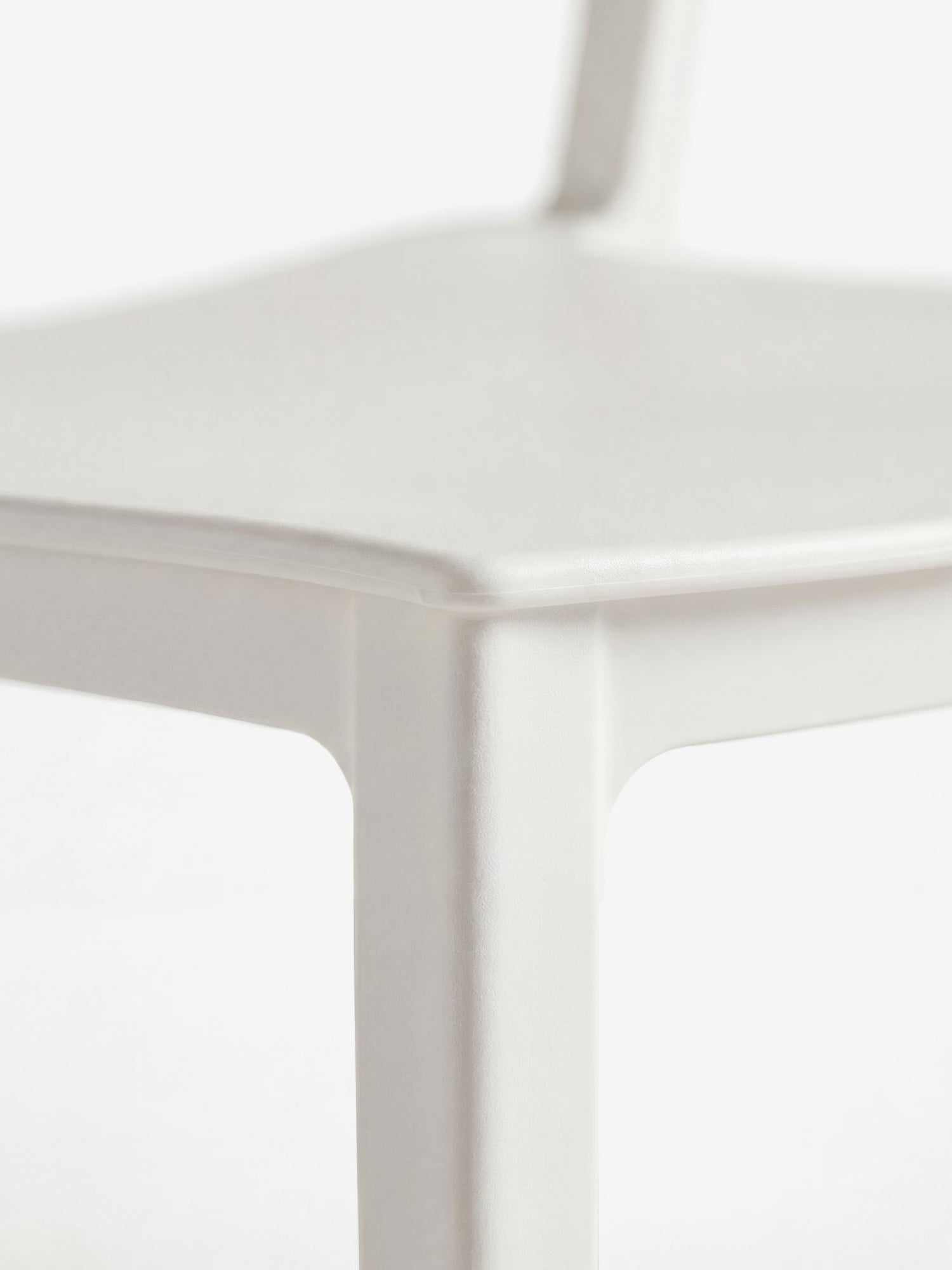 Perla Silla apilable de polipropileno con diseño moderno y versátil