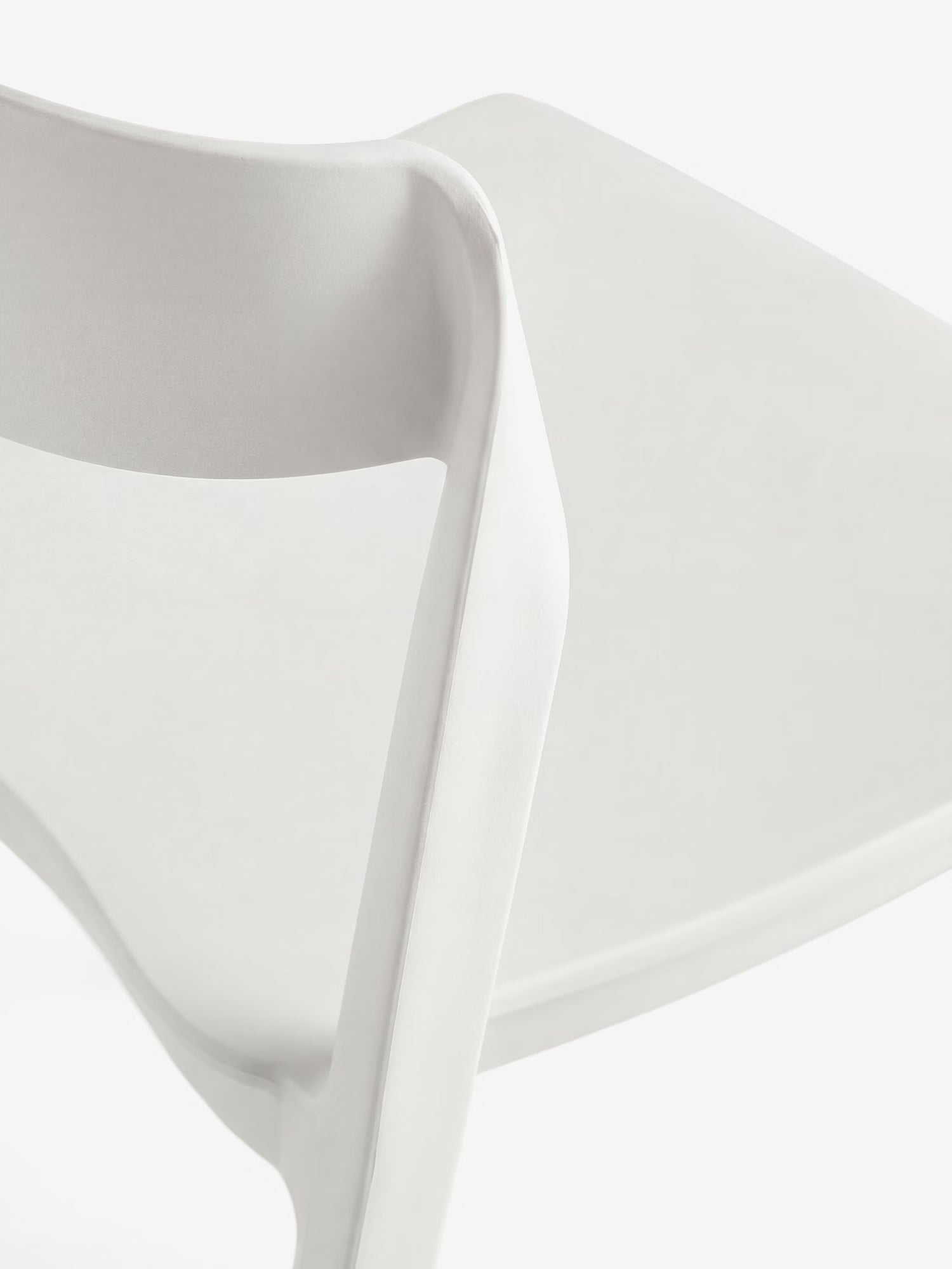 Perla Silla apilable de polipropileno con diseño moderno y versátil