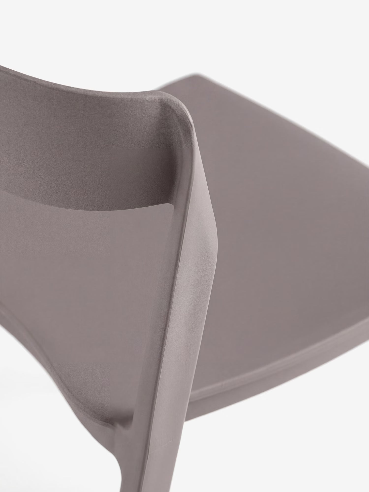 Perla Silla apilable de polipropileno con diseño moderno y versátil