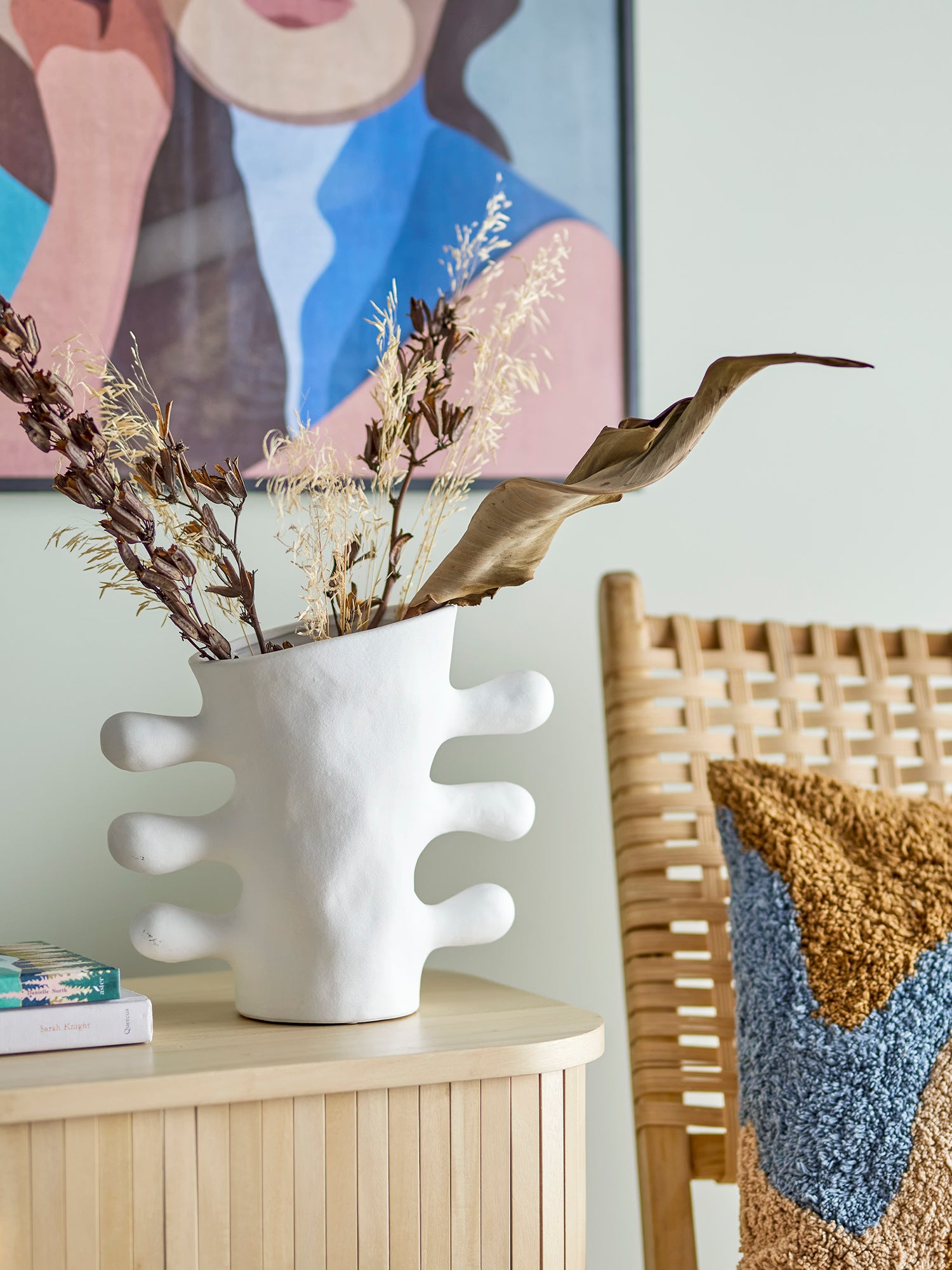 Pernilla skulpturale Vase aus weißem Steinzeug