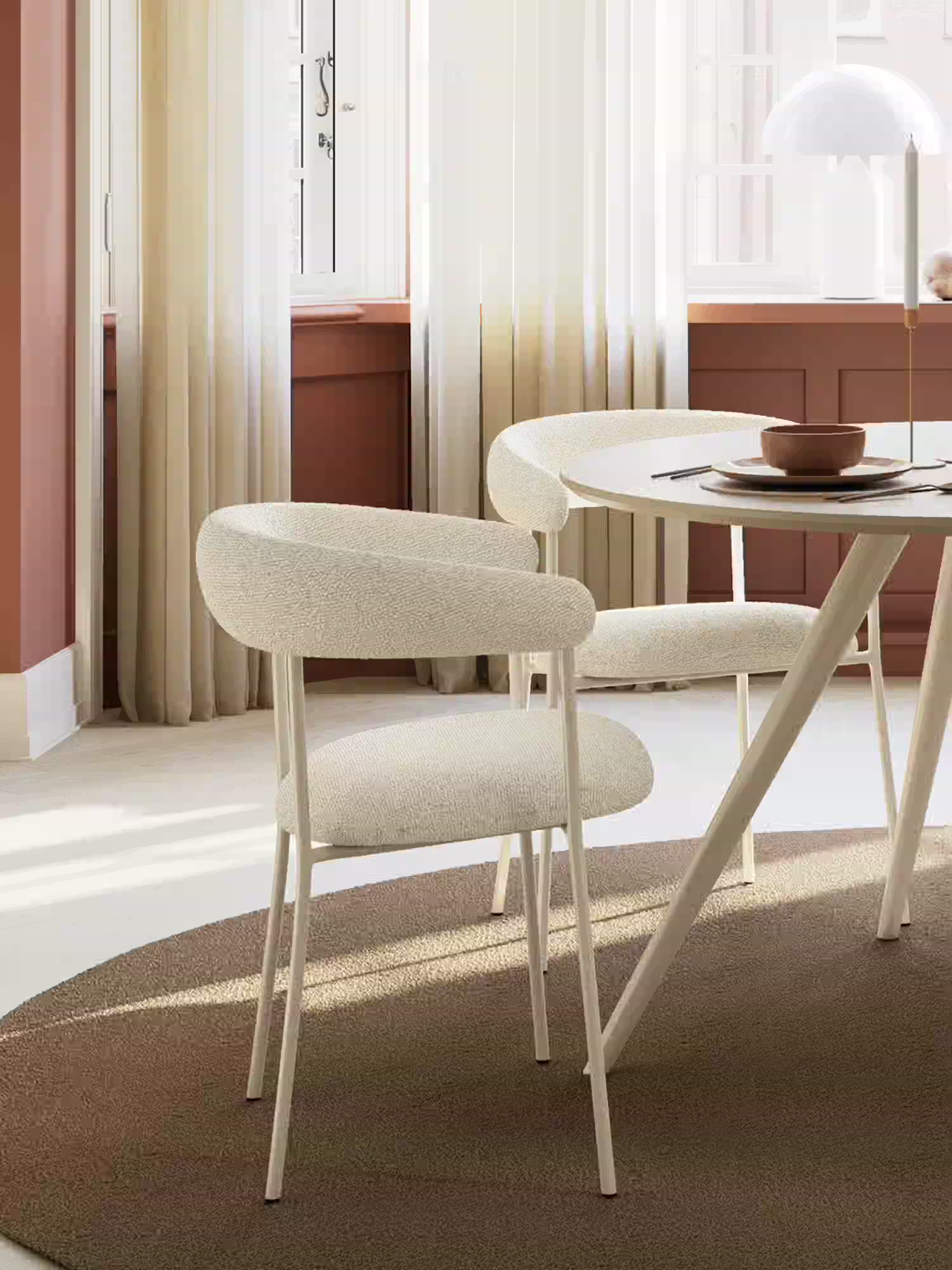 Plenti Chaise avec accoudoirs en tissu bouclé et structure en métal - design léger et élégant