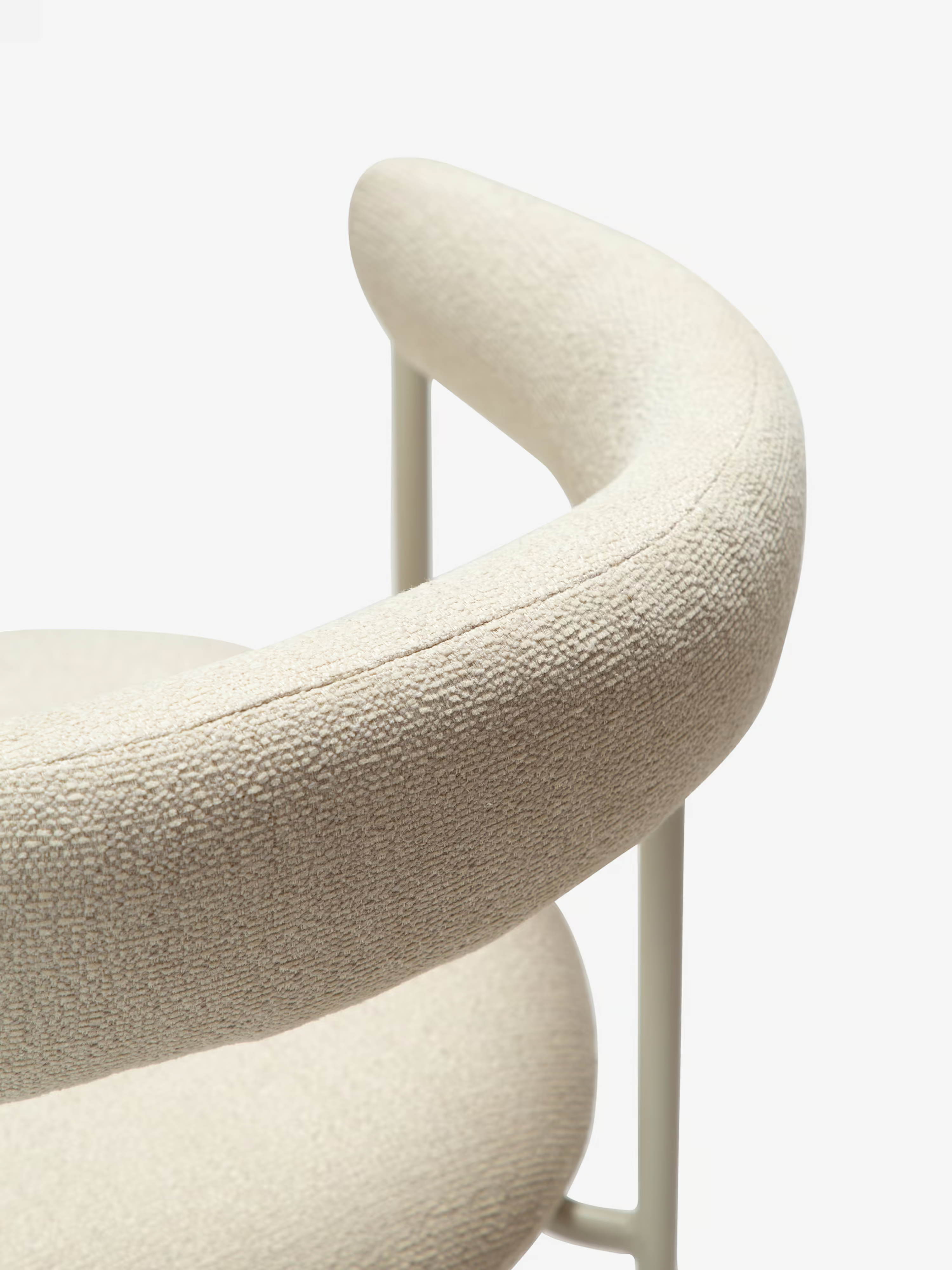 Plenti Chaise avec accoudoirs en tissu bouclé et structure en métal - design léger et élégant