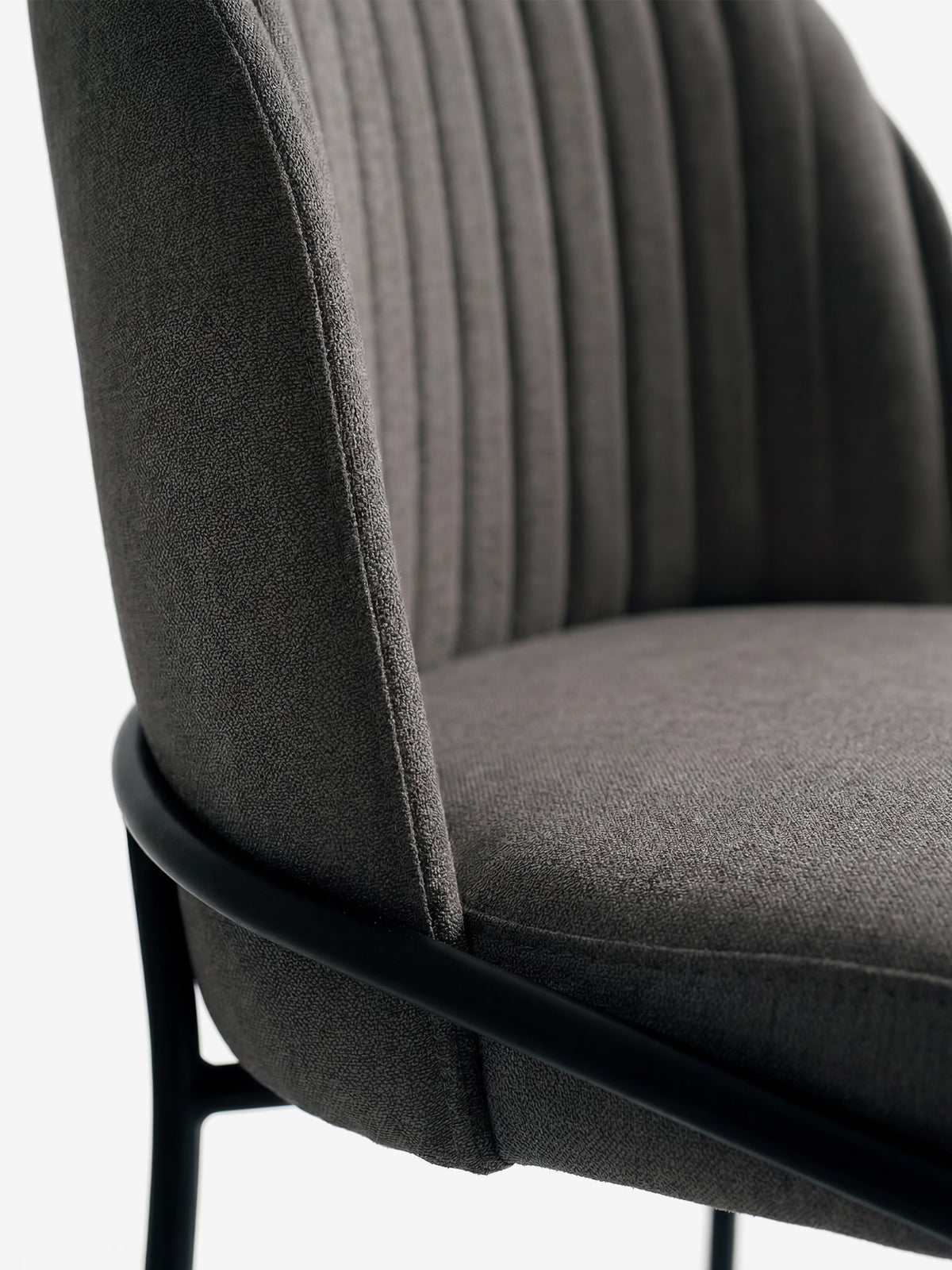 Plissé upholstered chair in waterproof cream fabric - pleated backrest and black metal legs