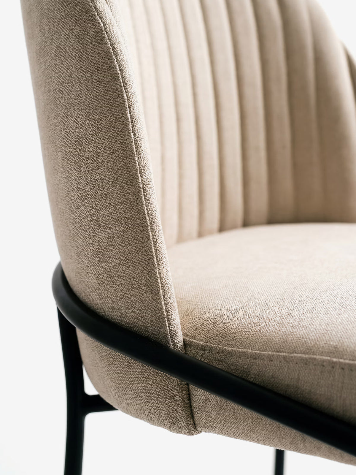 Plissé upholstered chair in waterproof cream fabric - pleated backrest and black metal legs