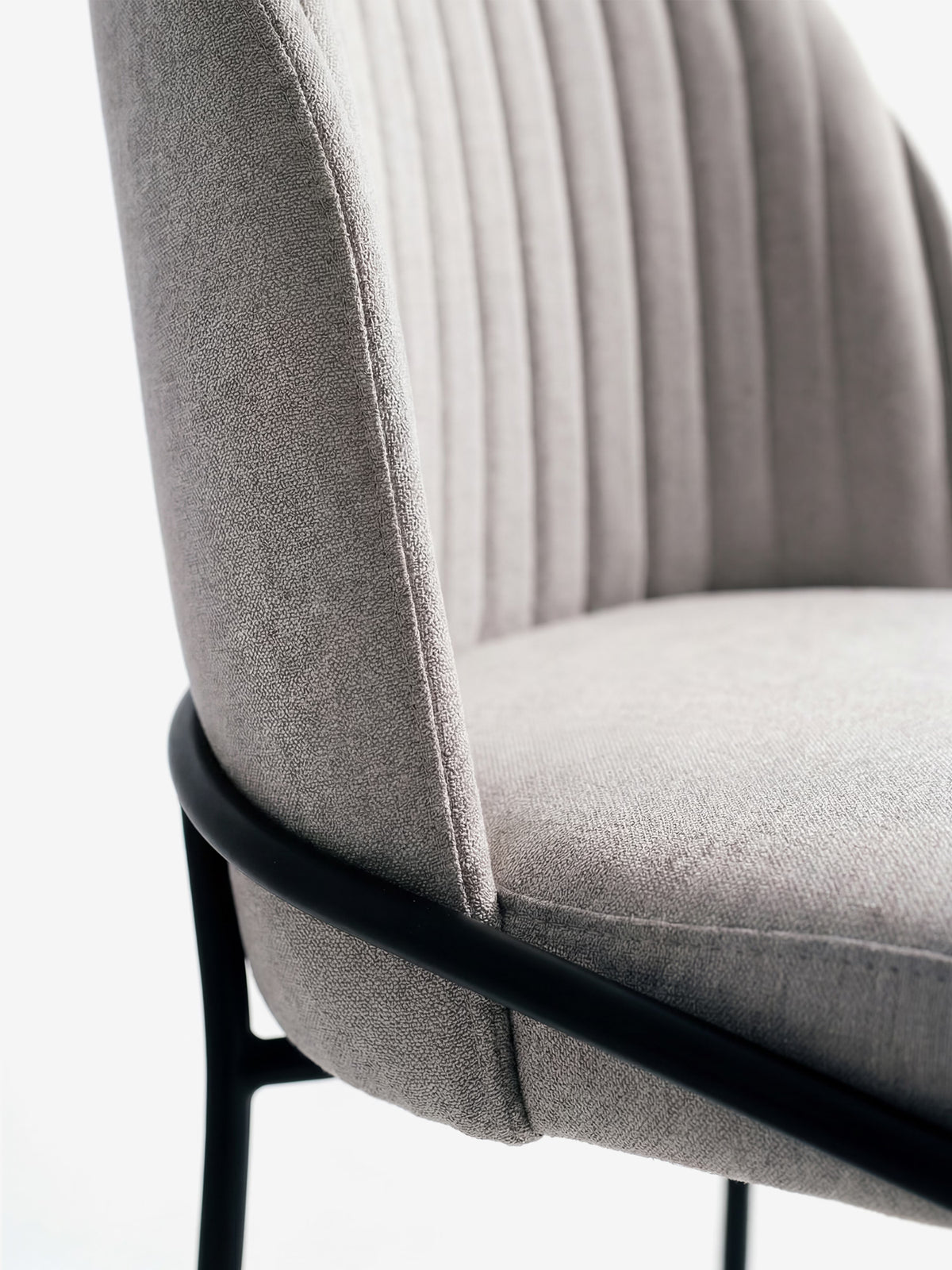 Plissé upholstered chair in waterproof cream fabric - pleated backrest and black metal legs