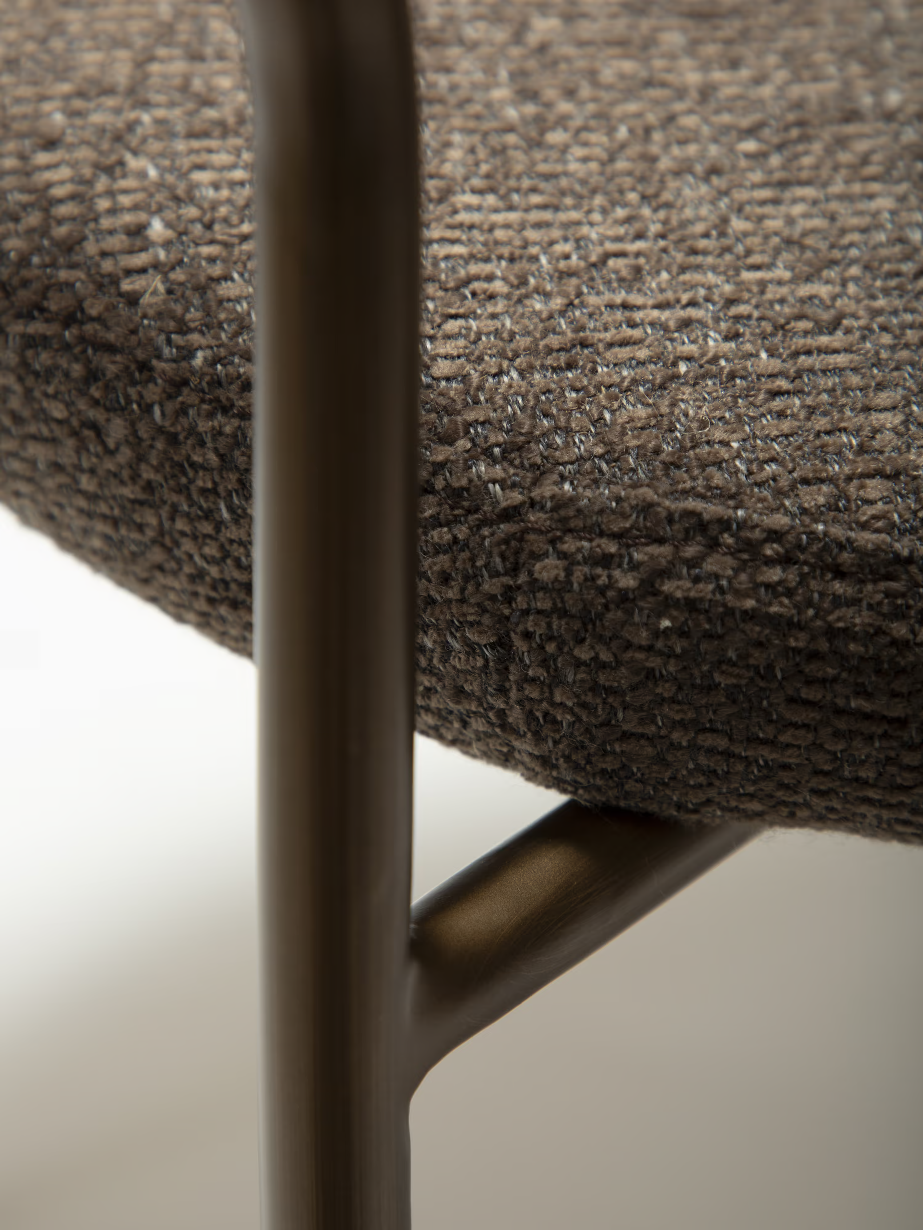 Reboot Stuhl aus Bouclé und lackiertem Metall - weiche Eleganz im zeitgenössischen Stil