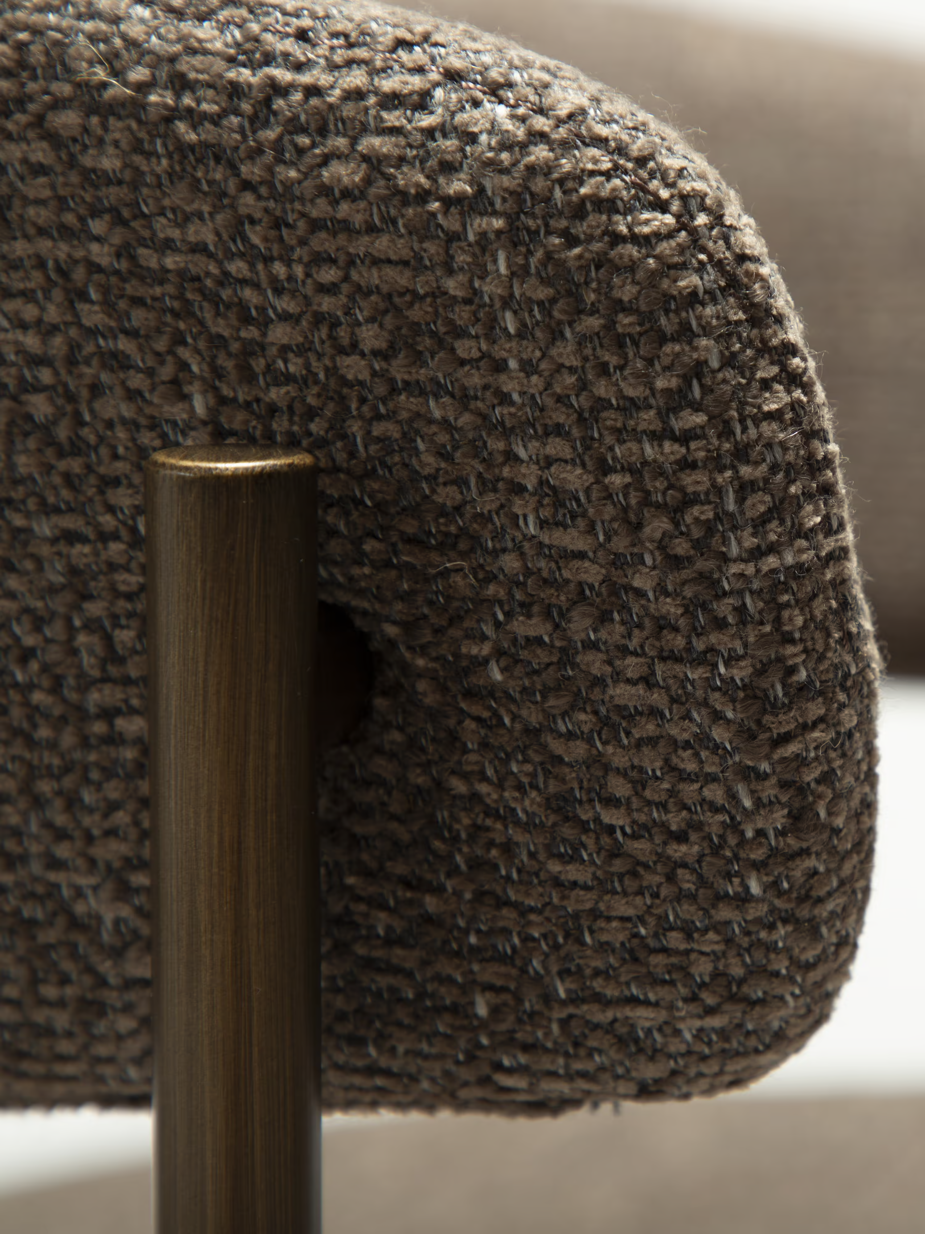 Reboot Stuhl aus Bouclé und lackiertem Metall - weiche Eleganz im zeitgenössischen Stil