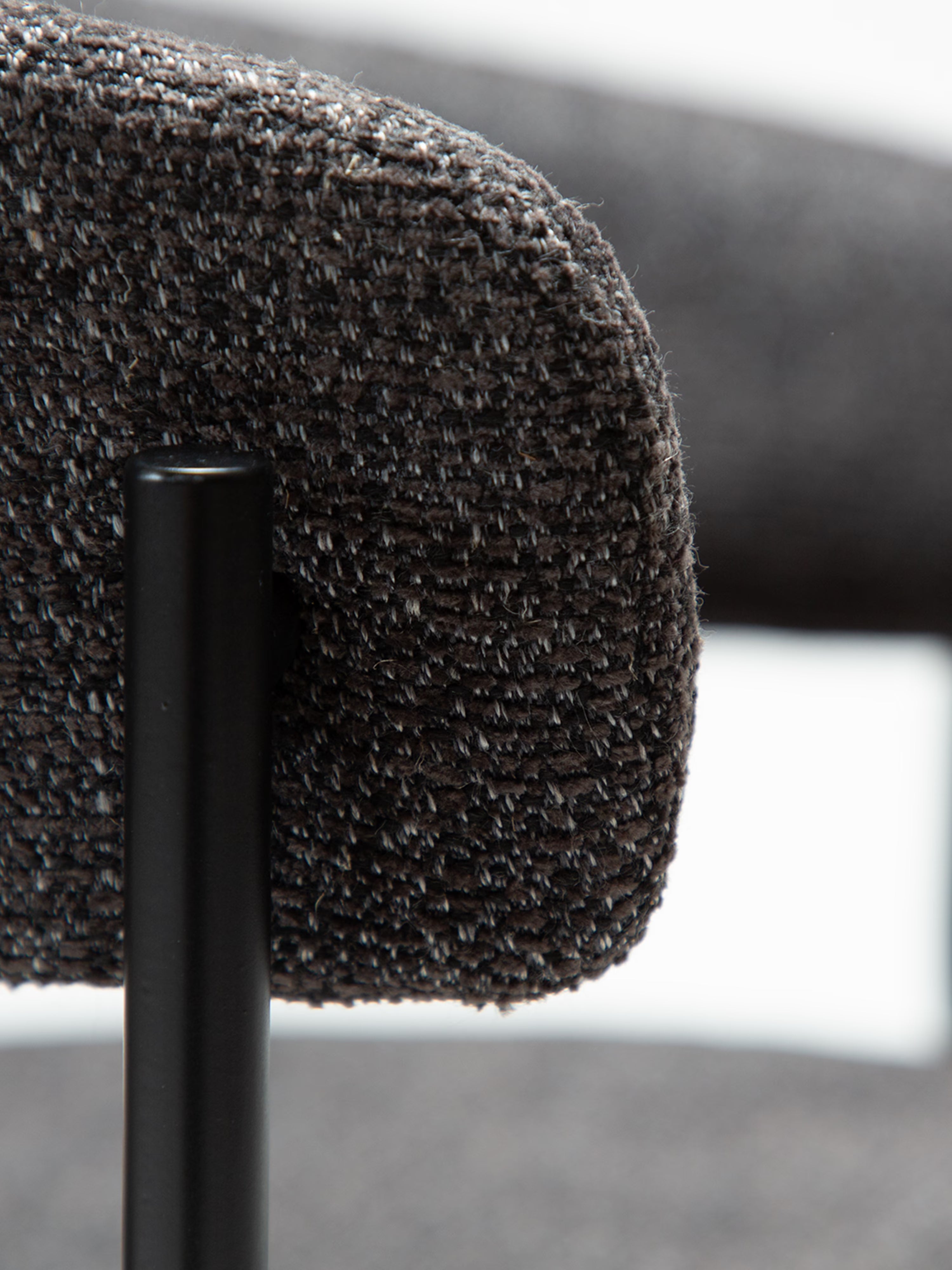 Reboot Stuhl aus Bouclé und lackiertem Metall - weiche Eleganz im zeitgenössischen Stil
