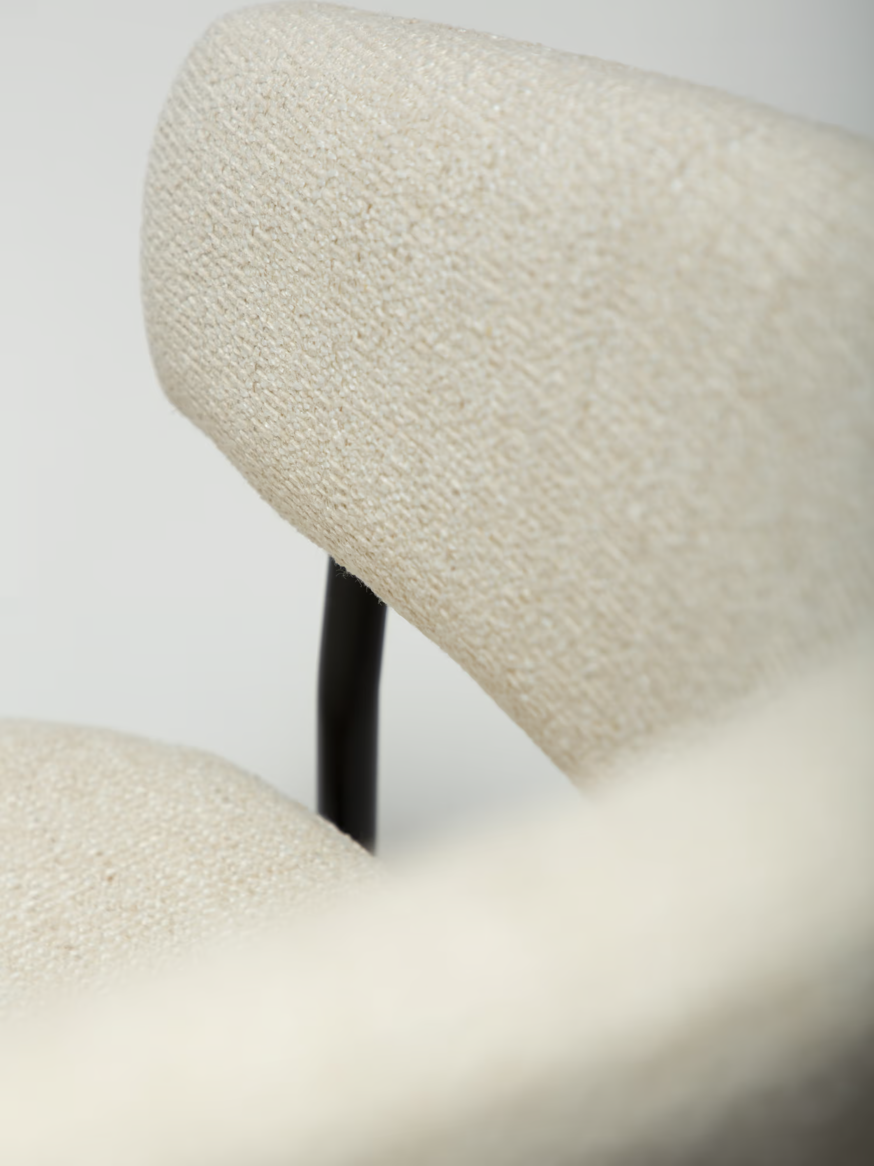 Reboot Stuhl aus Bouclé und lackiertem Metall - weiche Eleganz im zeitgenössischen Stil