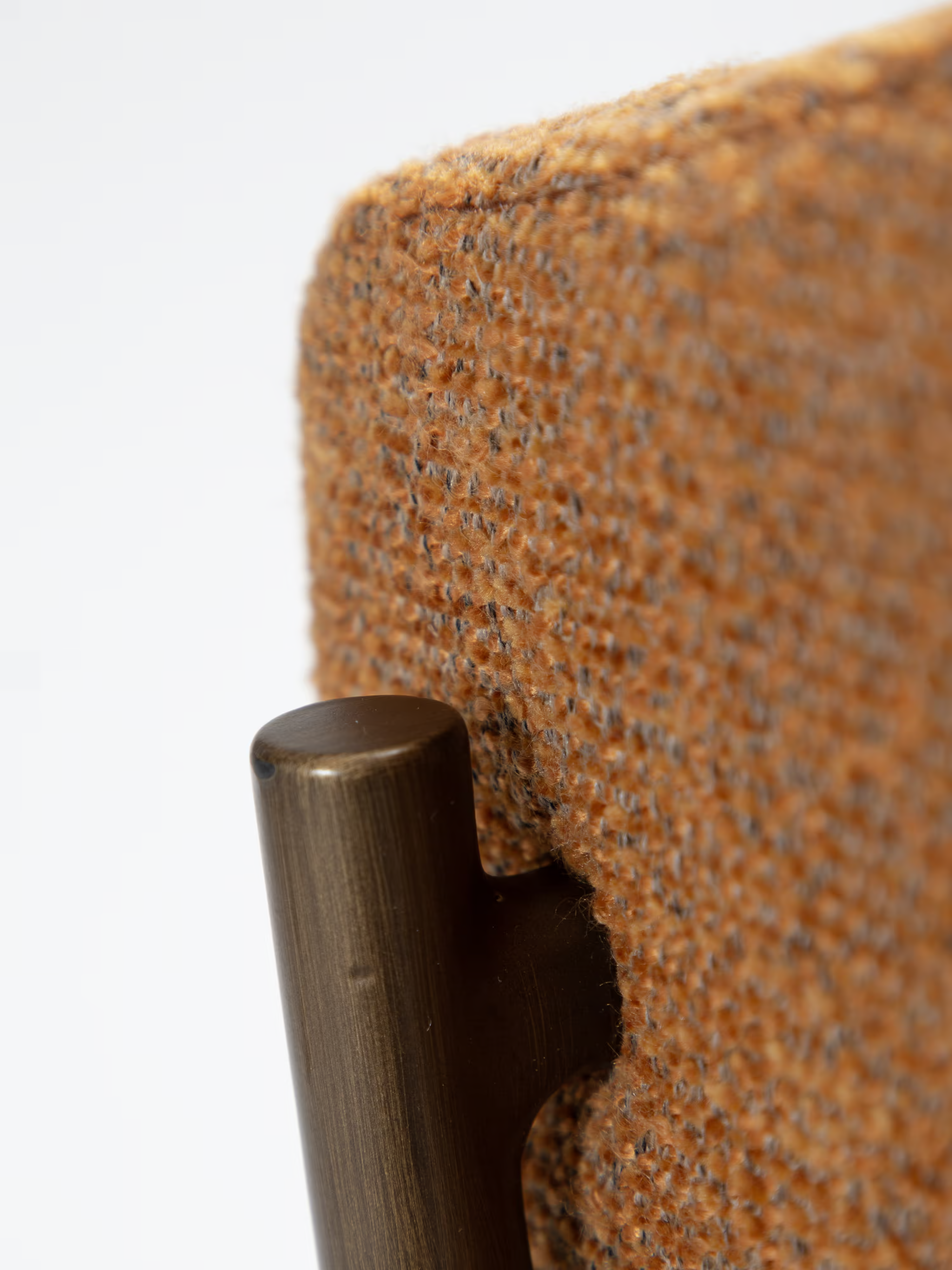 Reboot Stuhl aus Bouclé und lackiertem Metall - weiche Eleganz im zeitgenössischen Stil