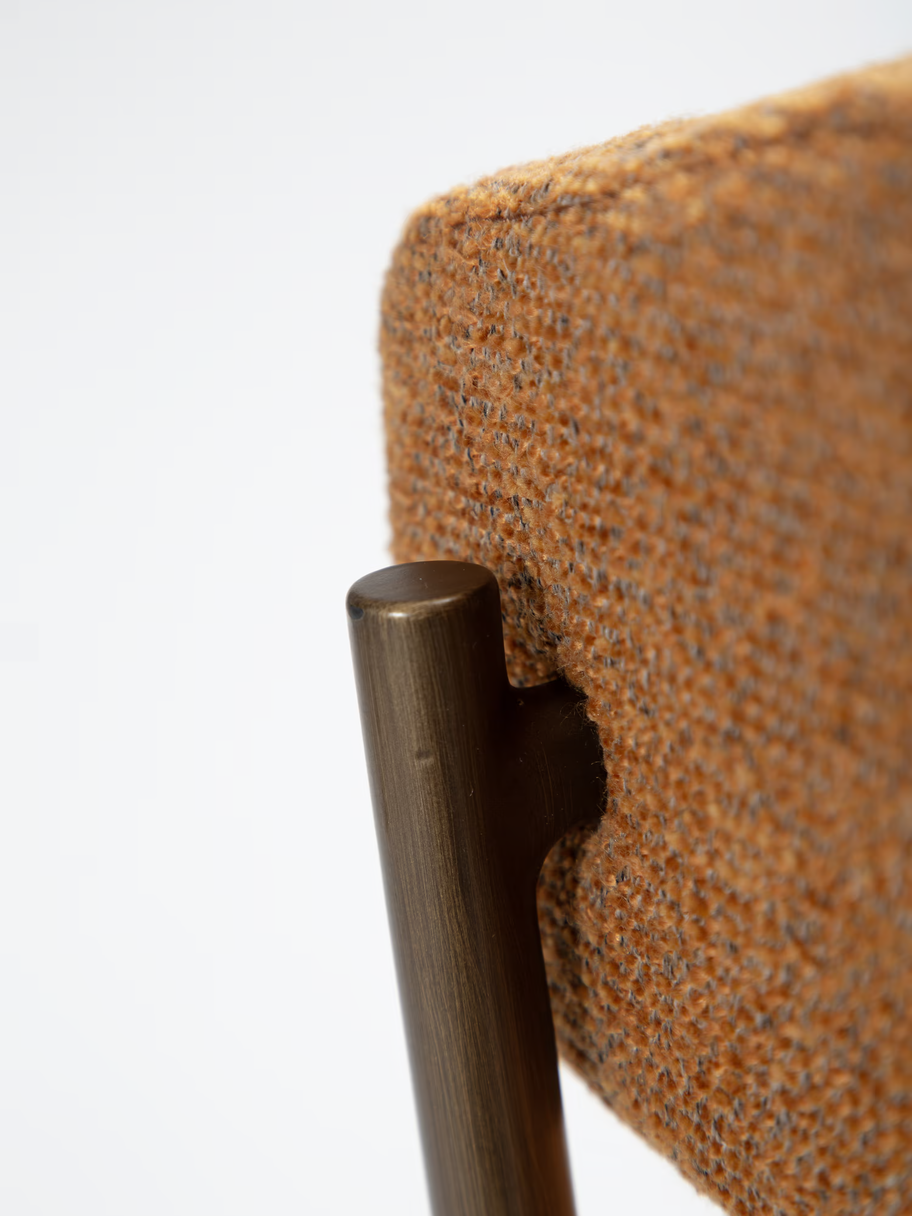 Reboot Stuhl aus Bouclé und lackiertem Metall - weiche Eleganz im zeitgenössischen Stil