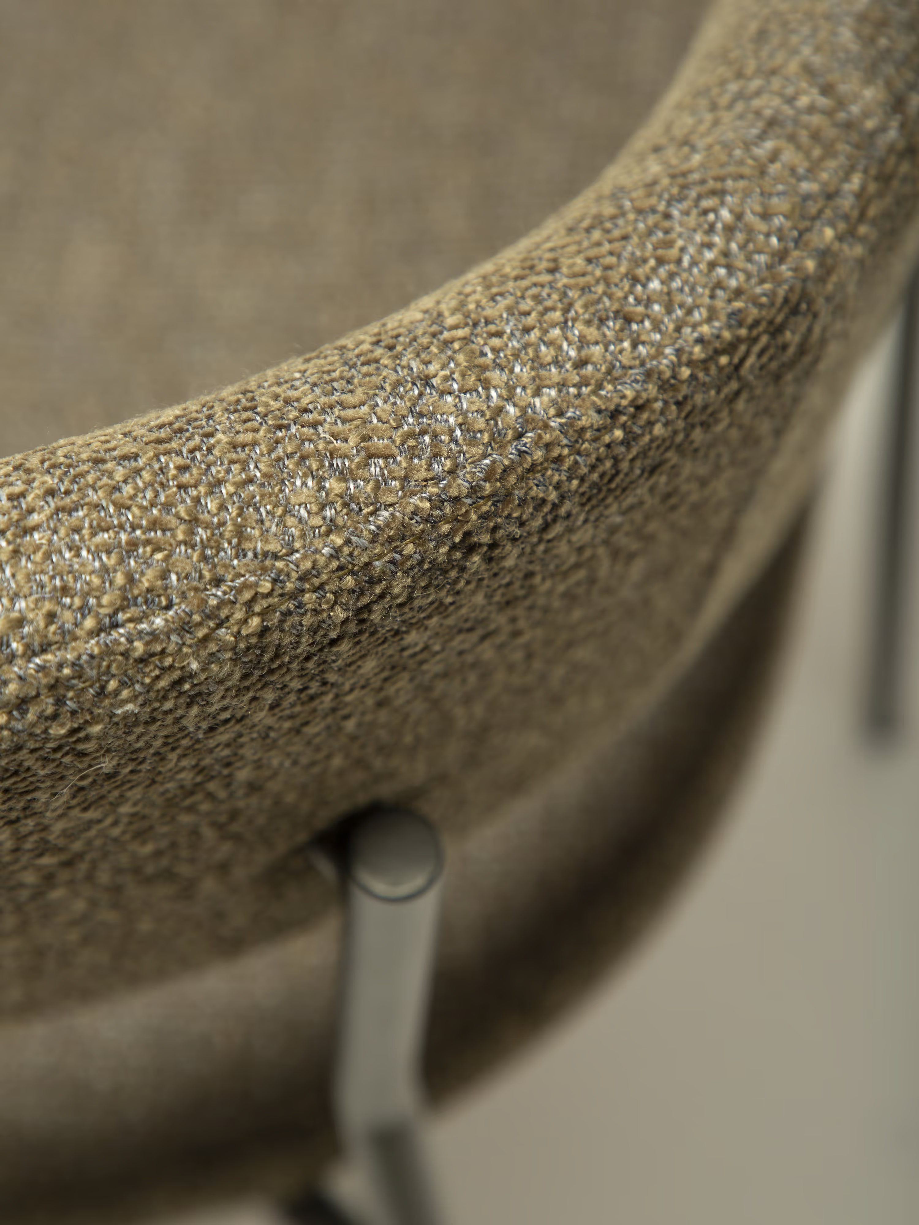 Reboot Stuhl aus Bouclé und lackiertem Metall - weiche Eleganz im zeitgenössischen Stil