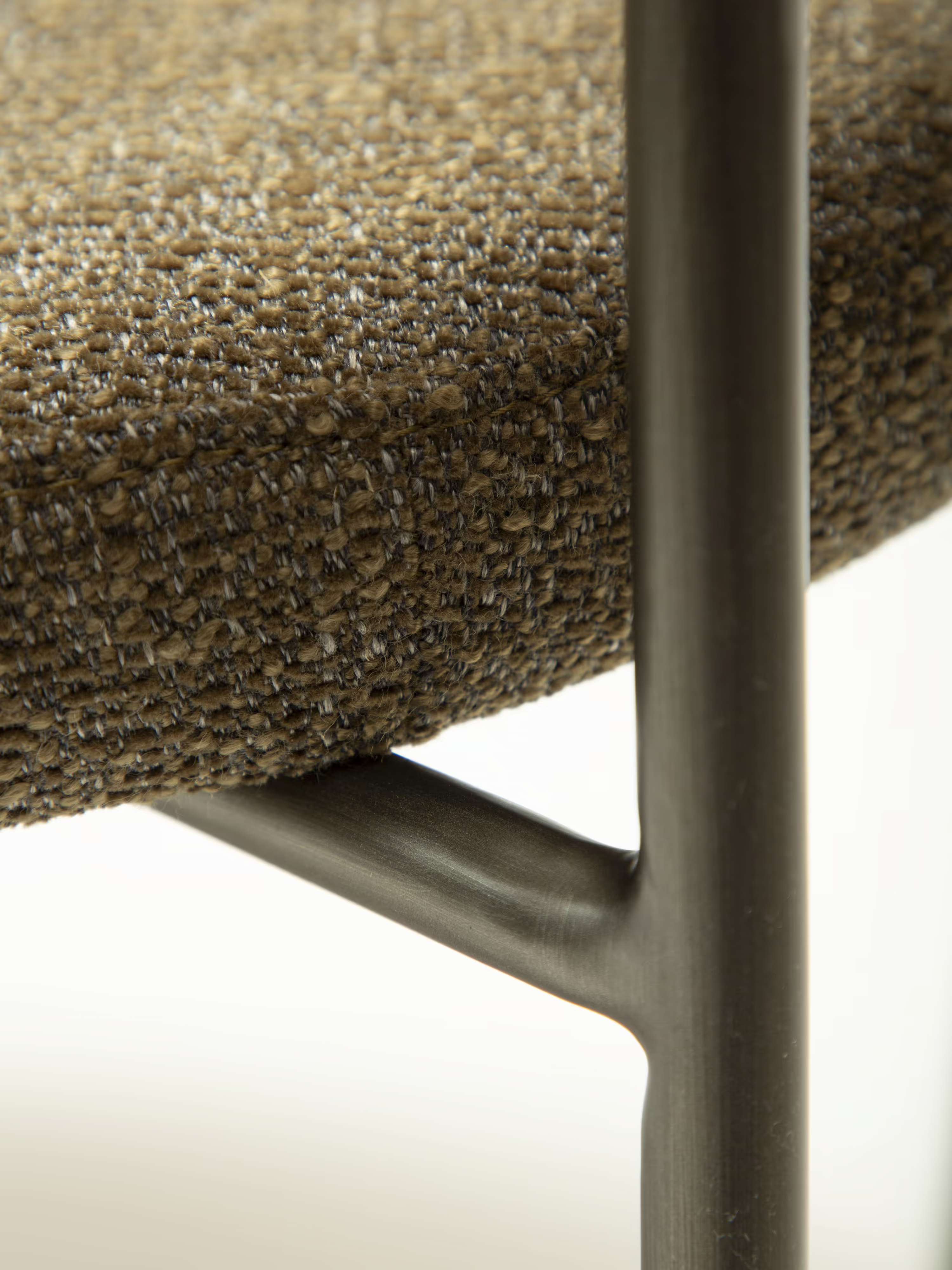 Reboot Stuhl aus Bouclé und lackiertem Metall - weiche Eleganz im zeitgenössischen Stil