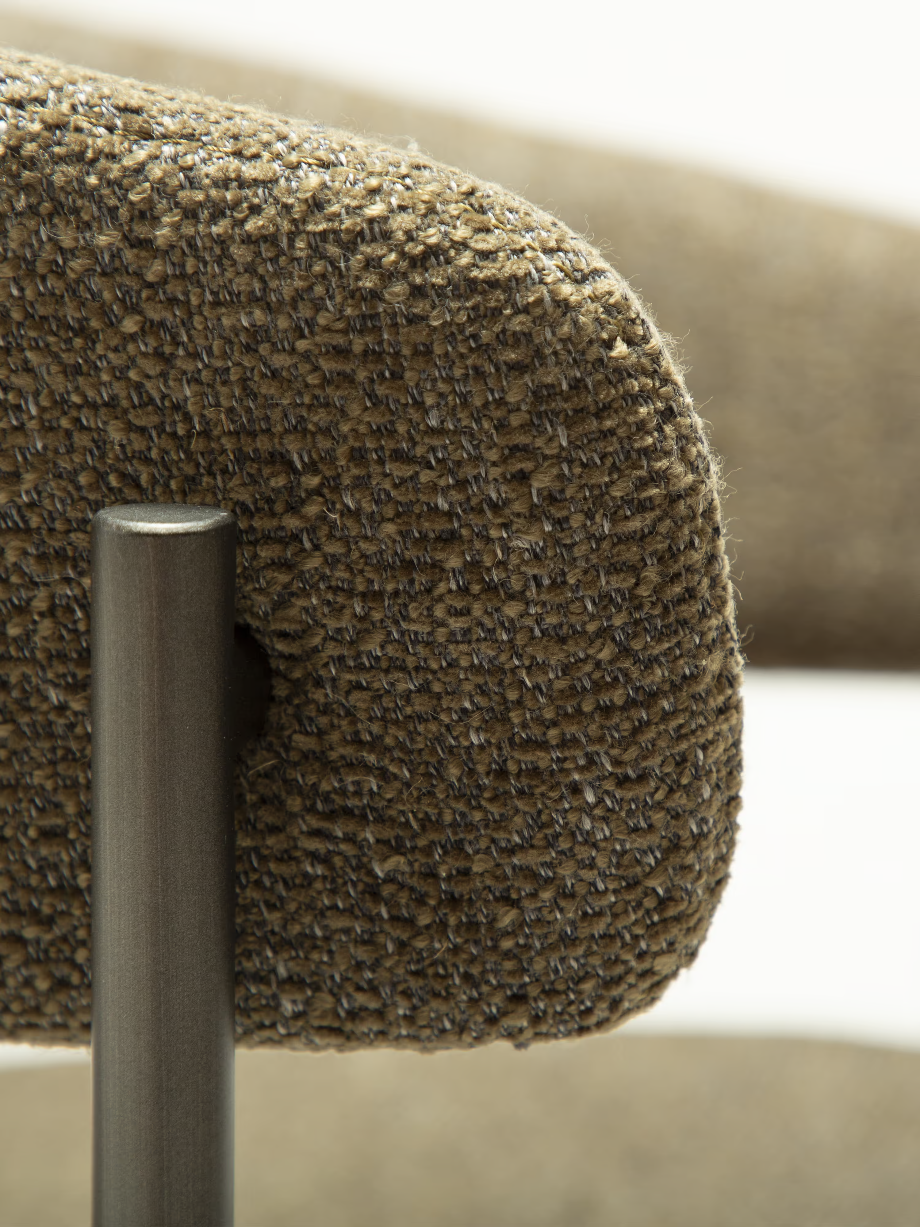Reboot Stuhl aus Bouclé und lackiertem Metall - weiche Eleganz im zeitgenössischen Stil