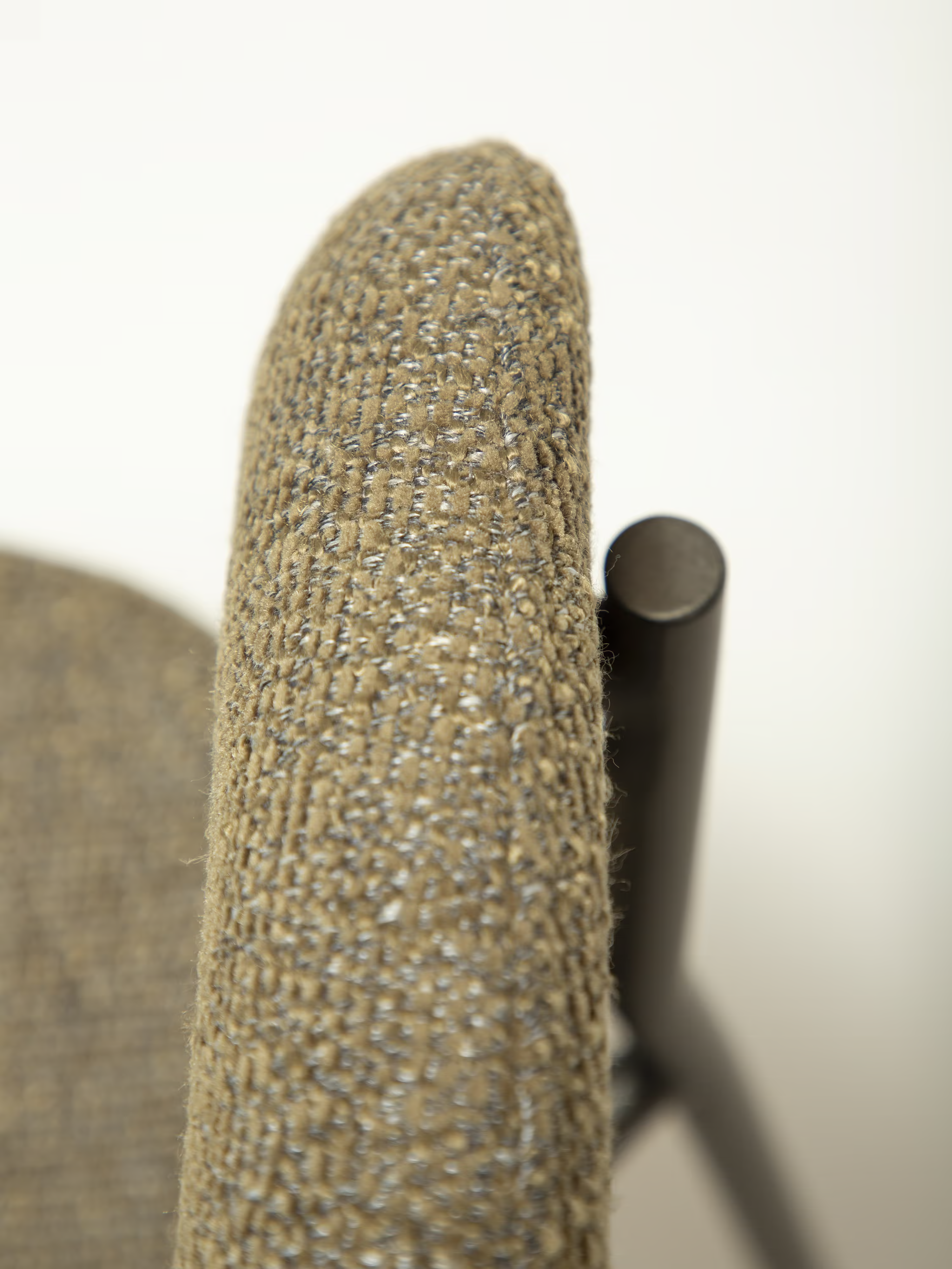 Reboot Stuhl aus Bouclé und lackiertem Metall - weiche Eleganz im zeitgenössischen Stil