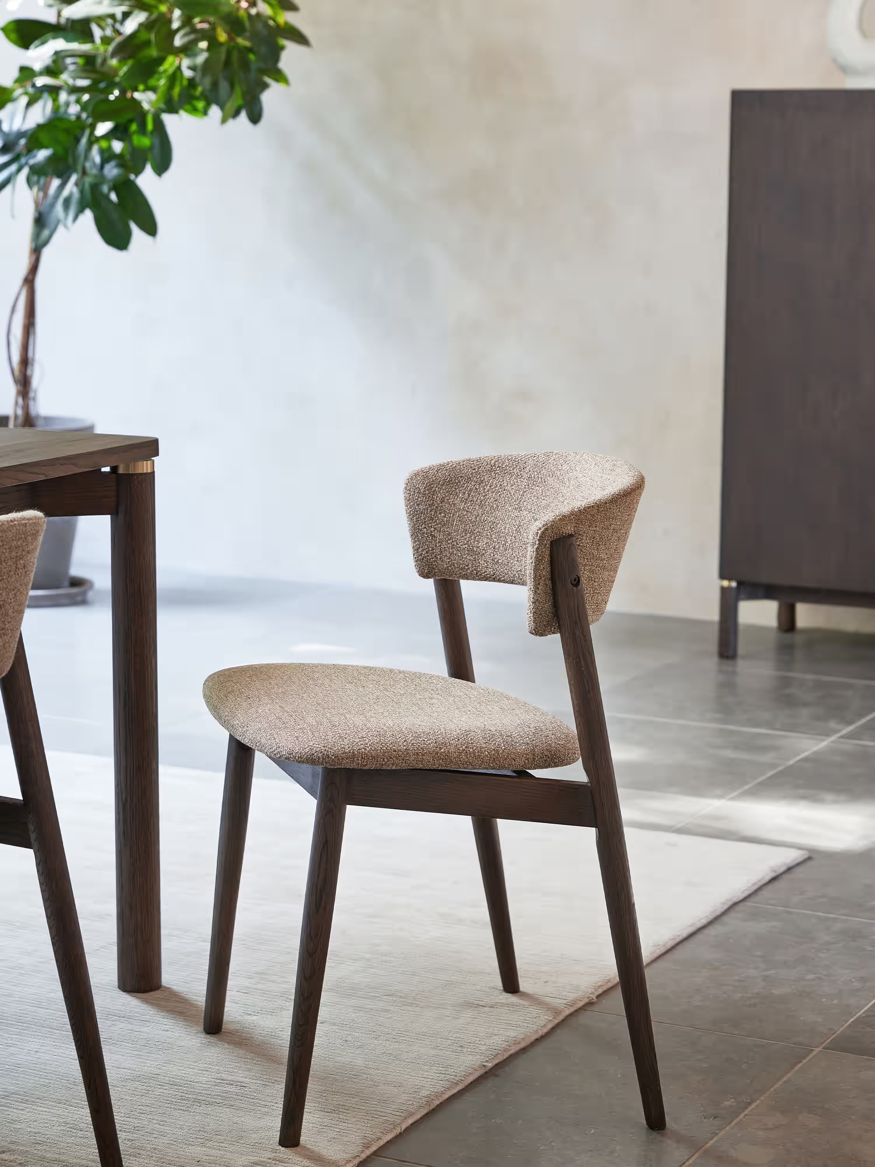 Revere chaise en velours côtelé taupe et chêne naturel FSC