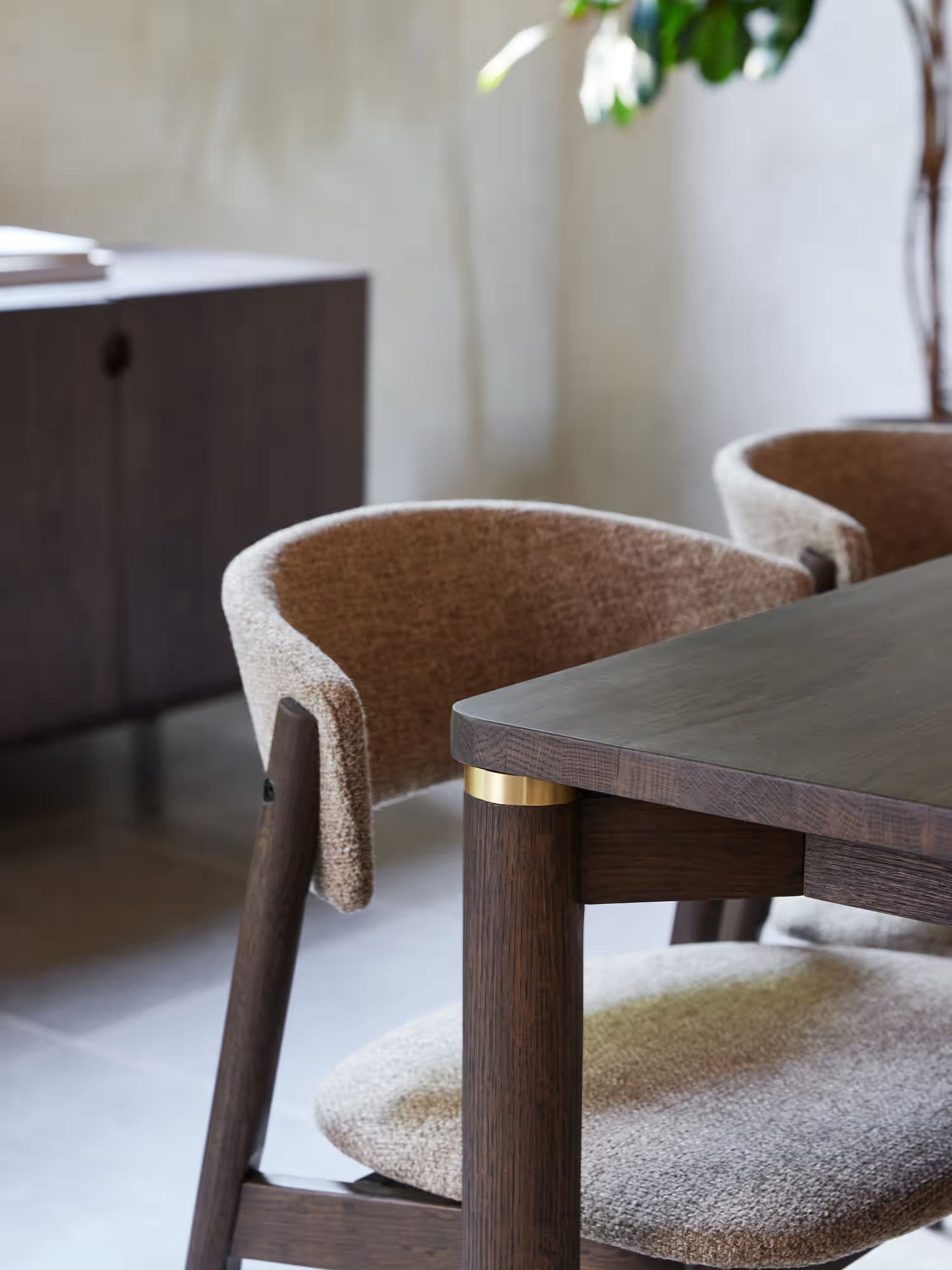 Revere sedia in ciniglia tortora e legno di rovere naturale FSC